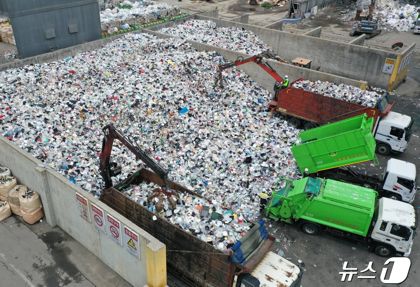 본문 이미지 - 지구의 날인 22일 경기도 수원시 영통구 수원시자원순환센터에서 재활용을 앞둔 쓰레기들이 쌓여 있다. 2024.4.22/뉴스1 ⓒ News1 이재명 기자
