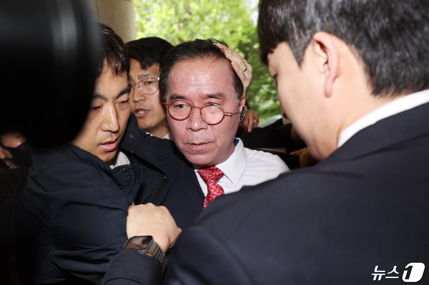 본문 이미지 - '이태원참사' 부실 대응 혐의로 재판에 넘겨진 김광호 전 서울경찰청장이 22일 오후 서울 마포구 서부지법에서 유가족들에게 거센 항의를 받으며 첫 공판에 출석하고 있다. 2024.4.22/뉴스1 ⓒ News1 장수영 기자