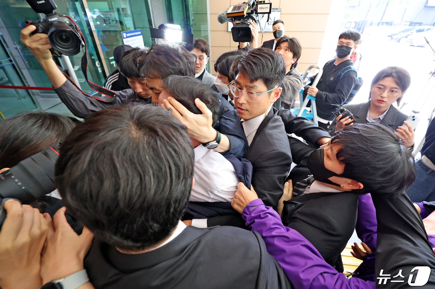 본문 이미지 - '이태원참사' 부실 대응 혐의로 재판에 넘겨진 김광호 전 서울경찰청장이 22일 오후 서울 마포구 서부지법에서 유가족들에게 거센 항의를 받으며 첫 공판에 출석하고 있다. 2024.4.22/뉴스1 ⓒ News1 장수영 기자