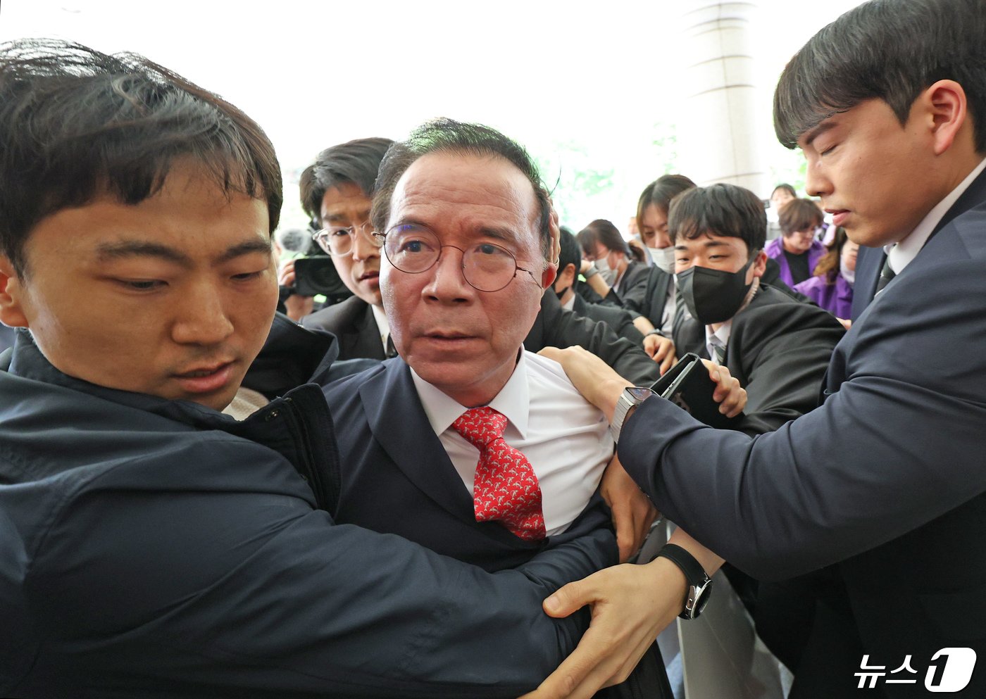 본문 이미지 - '이태원참사' 부실 대응 혐의로 재판에 넘겨진 김광호 전 서울경찰청장이 22일 오후 서울 마포구 서부지법에서 유가족들에게 거센 항의를 받으며 첫 공판에 출석하고 있다. 2024.4.22/뉴스1 ⓒ News1 장수영 기자