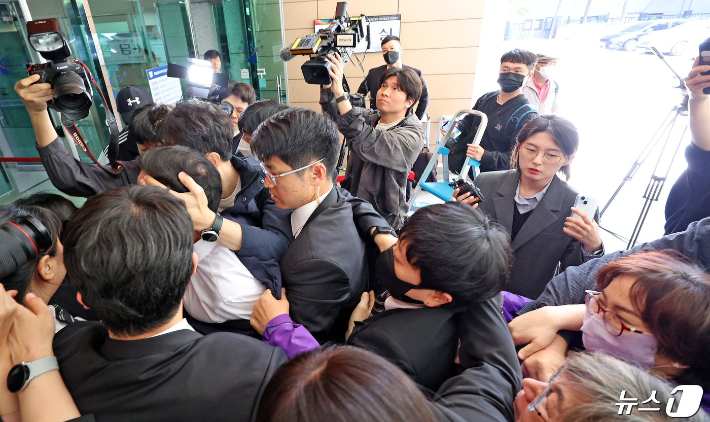 본문 이미지 - '이태원참사' 부실 대응 혐의로 재판에 넘겨진 김광호 전 서울경찰청장이 22일 오후 서울 마포구 서부지법에서 유가족들에게 거센 항의를 받으며 첫 공판에 출석하고 있다. 2024.4.22/뉴스1 ⓒ News1 장수영 기자