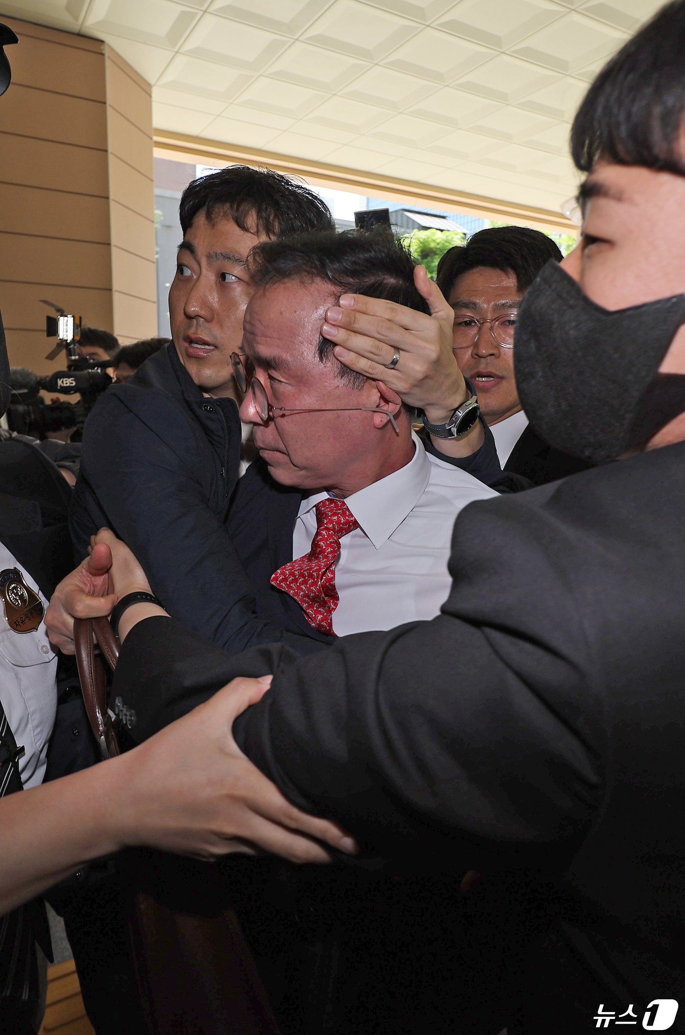 본문 이미지 - '이태원참사' 부실 대응 혐의로 재판에 넘겨진 김광호 전 서울경찰청장이 22일 오후 서울 마포구 서부지법에서 유가족들에게 거센 항의를 받으며 첫 공판에 출석하고 있다. 2024.4.22/뉴스1 ⓒ News1 장수영 기자