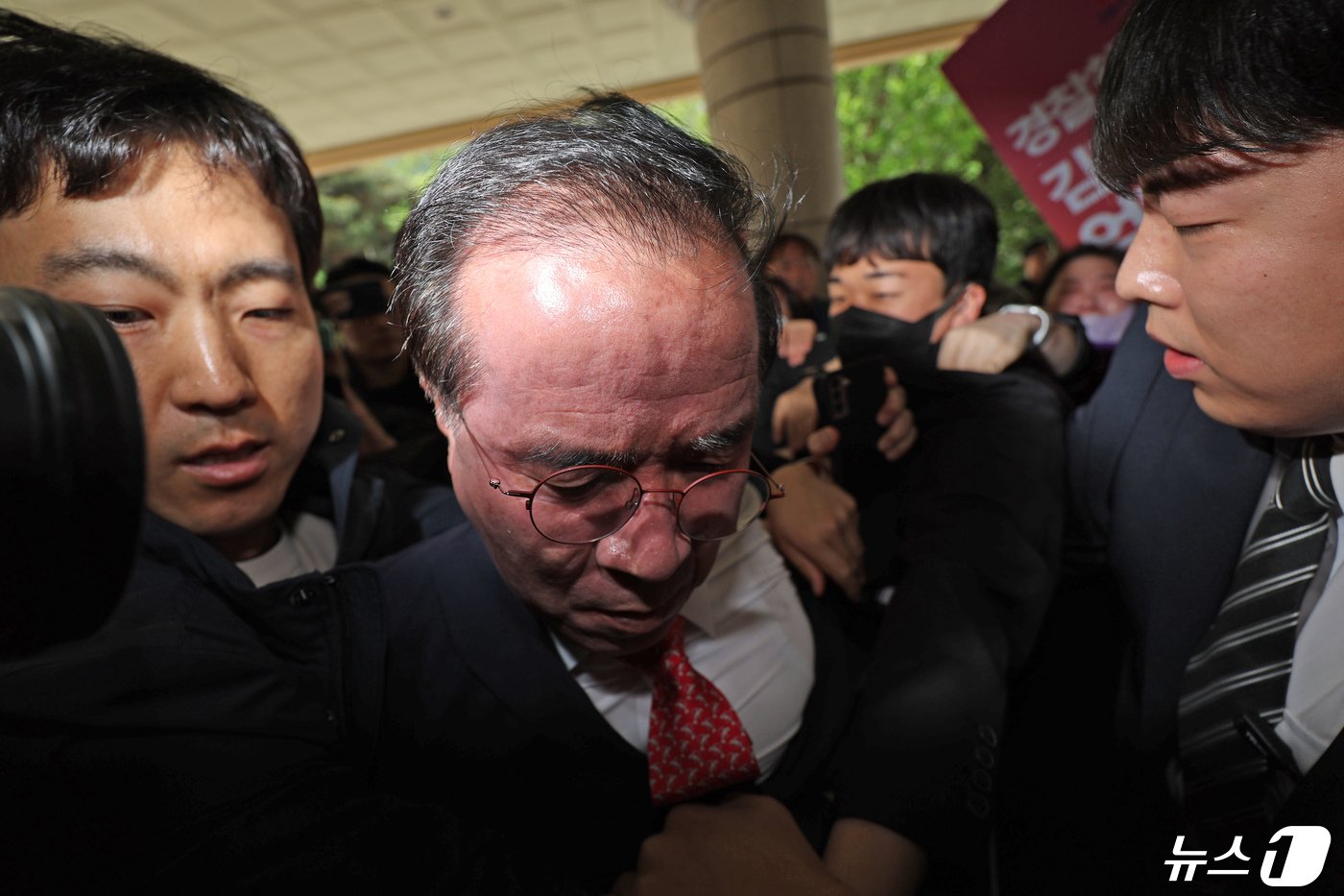 본문 이미지 - '이태원참사' 부실 대응 혐의로 재판에 넘겨진 김광호 전 서울경찰청장이 22일 오후 서울 마포구 서부지법에서 유가족들에게 거센 항의를 받으며 첫 공판에 출석하고 있다. 2024.4.22/뉴스1 ⓒ News1 장수영 기자