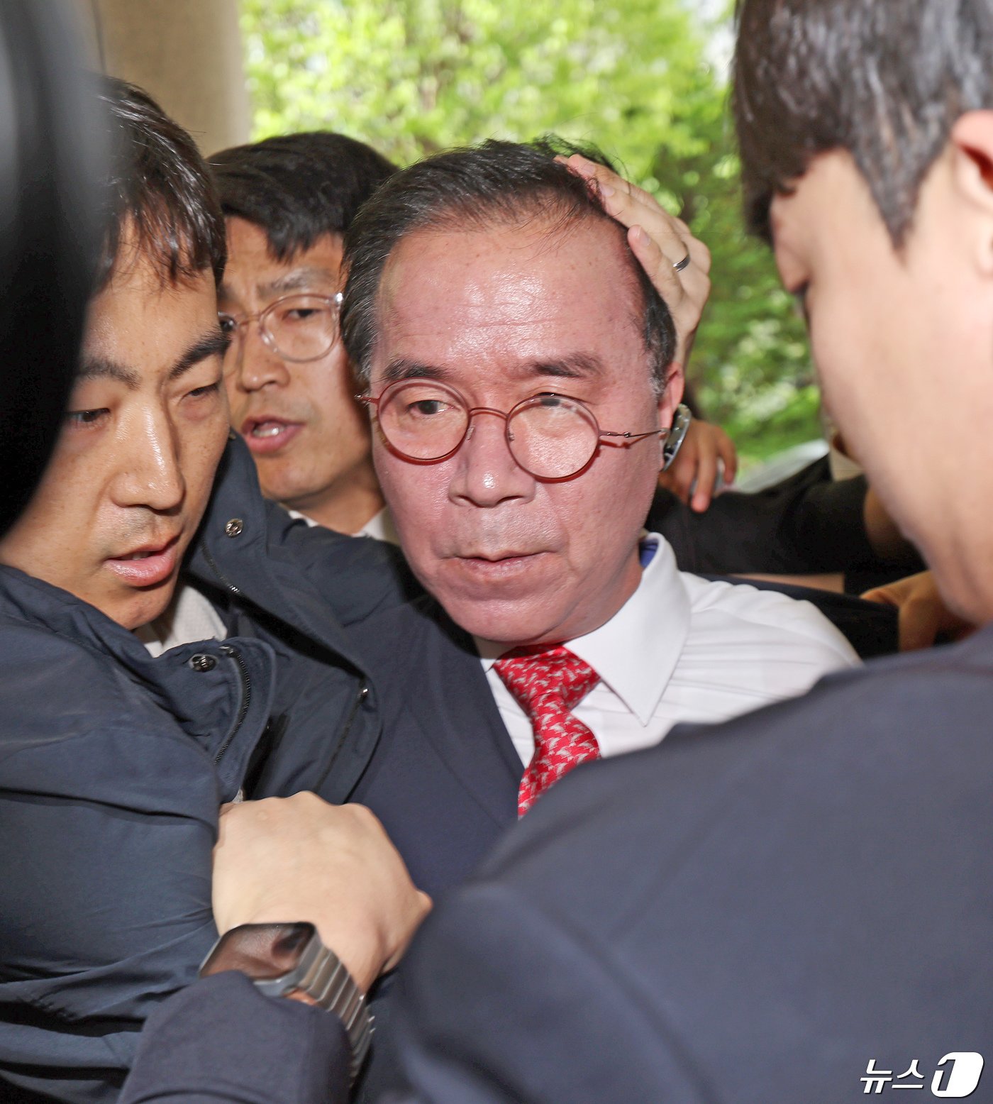 본문 이미지 - '이태원참사' 부실 대응 혐의로 재판에 넘겨진 김광호 전 서울경찰청장이 22일 오후 서울 마포구 서부지법에서 유가족들에게 거센 항의를 받으며 첫 공판에 출석하고 있다. 2024.4.22/뉴스1 ⓒ News1 장수영 기자