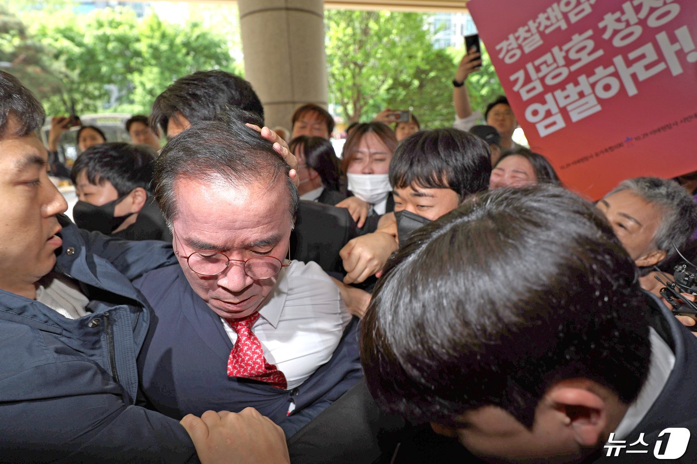 &#39;이태원참사&#39; 부실 대응 혐의로 재판에 넘겨진 김광호 전 서울경찰청장이 22일 오후 서울 마포구 서부지법에서 유가족들에게 거센 항의를 받으며 첫 공판에 출석하고 있다. 2024.4.22/뉴스1 ⓒ News1 장수영 기자