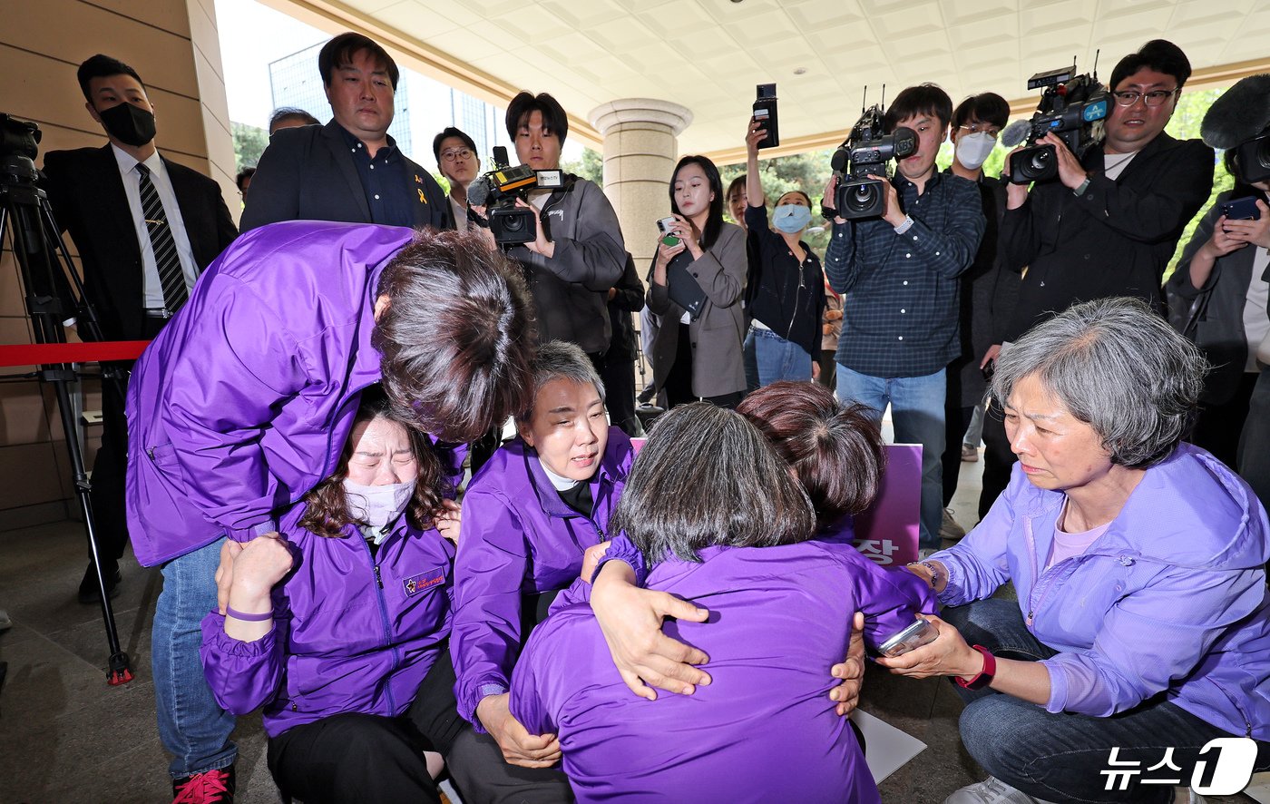 &#39;이태원참사&#39; 부실 대응 혐의로 김광호 전 서울경찰청장의 첫 재판이 열린 22일 오후 서울 마포구 서부지법에서 유가족들이 재판에 출석하는 김 전 청장에게 항의한 뒤 오열하고 있다. 2024.4.22/뉴스1 ⓒ News1 장수영 기자