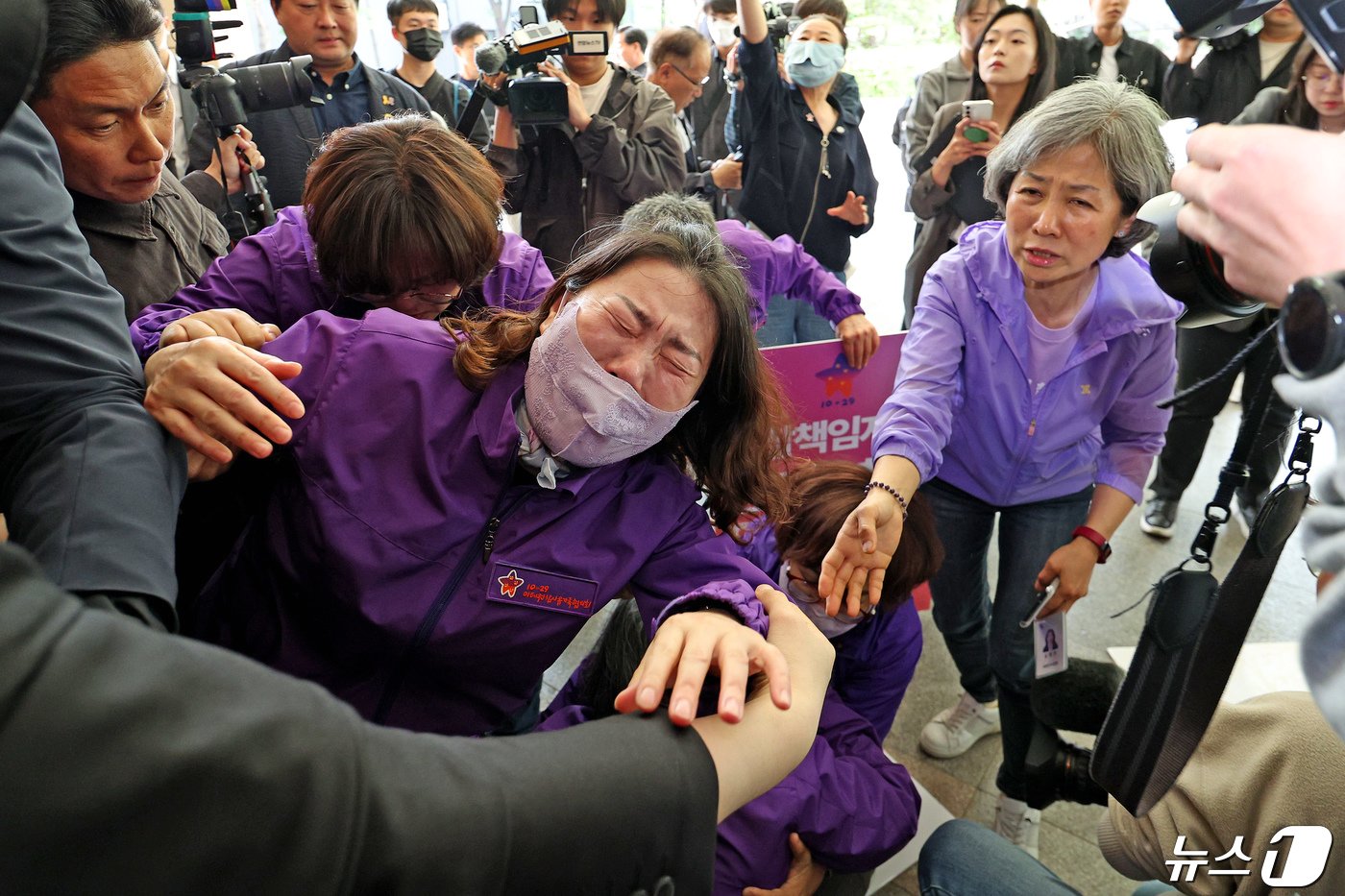 본문 이미지 - '이태원참사' 부실 대응 혐의로 김광호 전 서울경찰청장의 첫 재판이 열린 22일 오후 서울 마포구 서부지법에서 유가족들이 재판에 출석하는 김 전 청장에게 항의한 뒤 오열하고 있다. 2024.4.22/뉴스1 ⓒ News1 장수영 기자