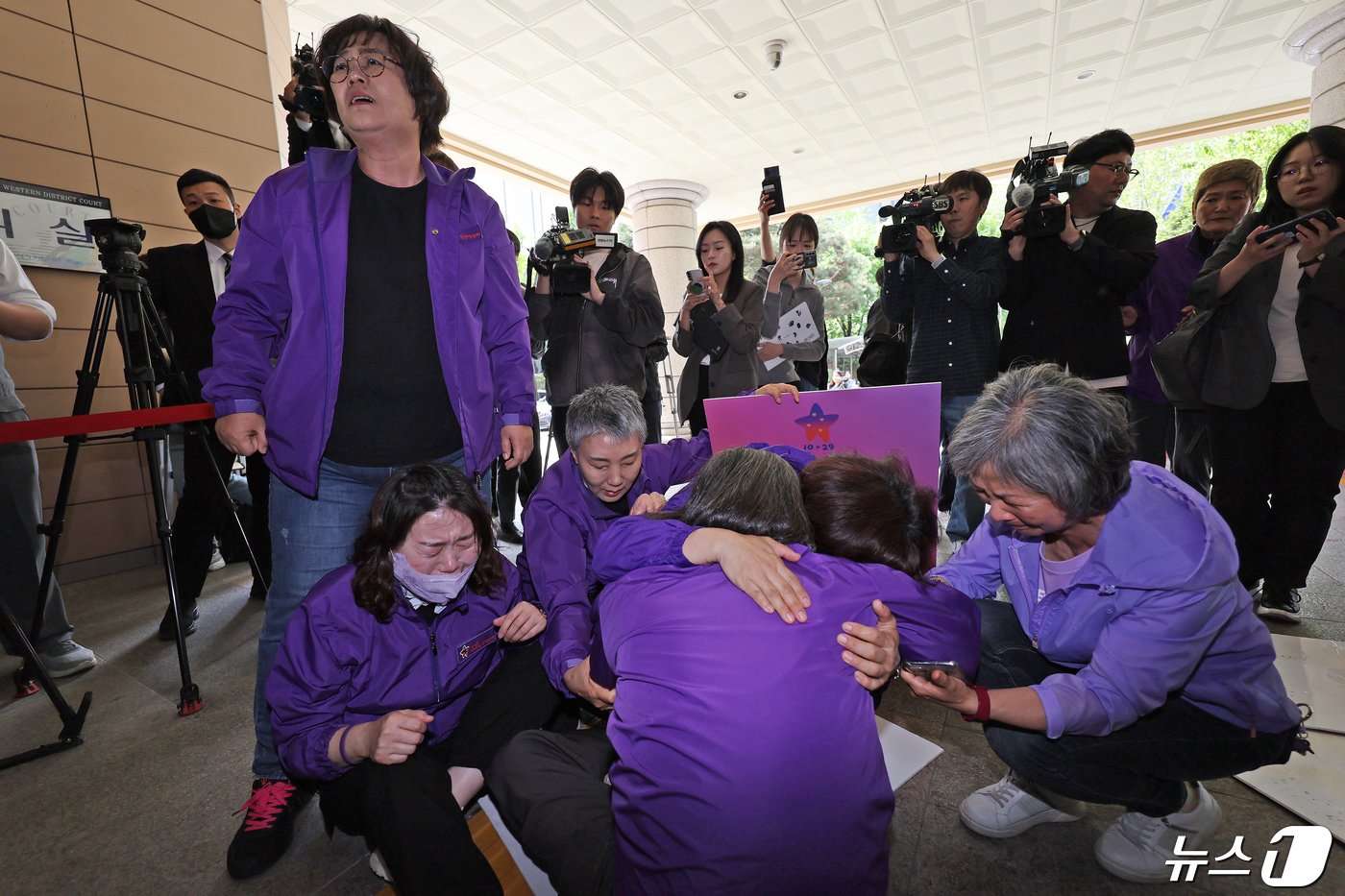 본문 이미지 - '이태원참사' 부실 대응 혐의로 김광호 전 서울경찰청장의 첫 재판이 열린 22일 오후 서울 마포구 서부지법에서 유가족들이 재판에 출석하는 김 전 청장에게 항의한 뒤 오열하고 있다. 2024.4.22/뉴스1 ⓒ News1 장수영 기자