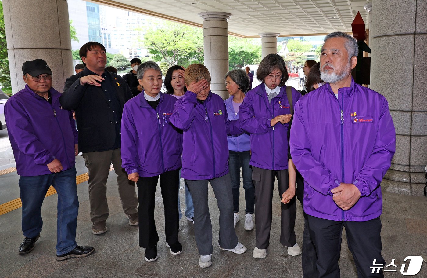 이태원참사 유가족들이 22일 오후 서울 마포구 서부지법에서 열린 김광호 전 서울경찰청장의 첫 재판에 참석하기 위해 법정으로 이동하고 있다. 2024.4.22/뉴스1 ⓒ News1 장수영 기자