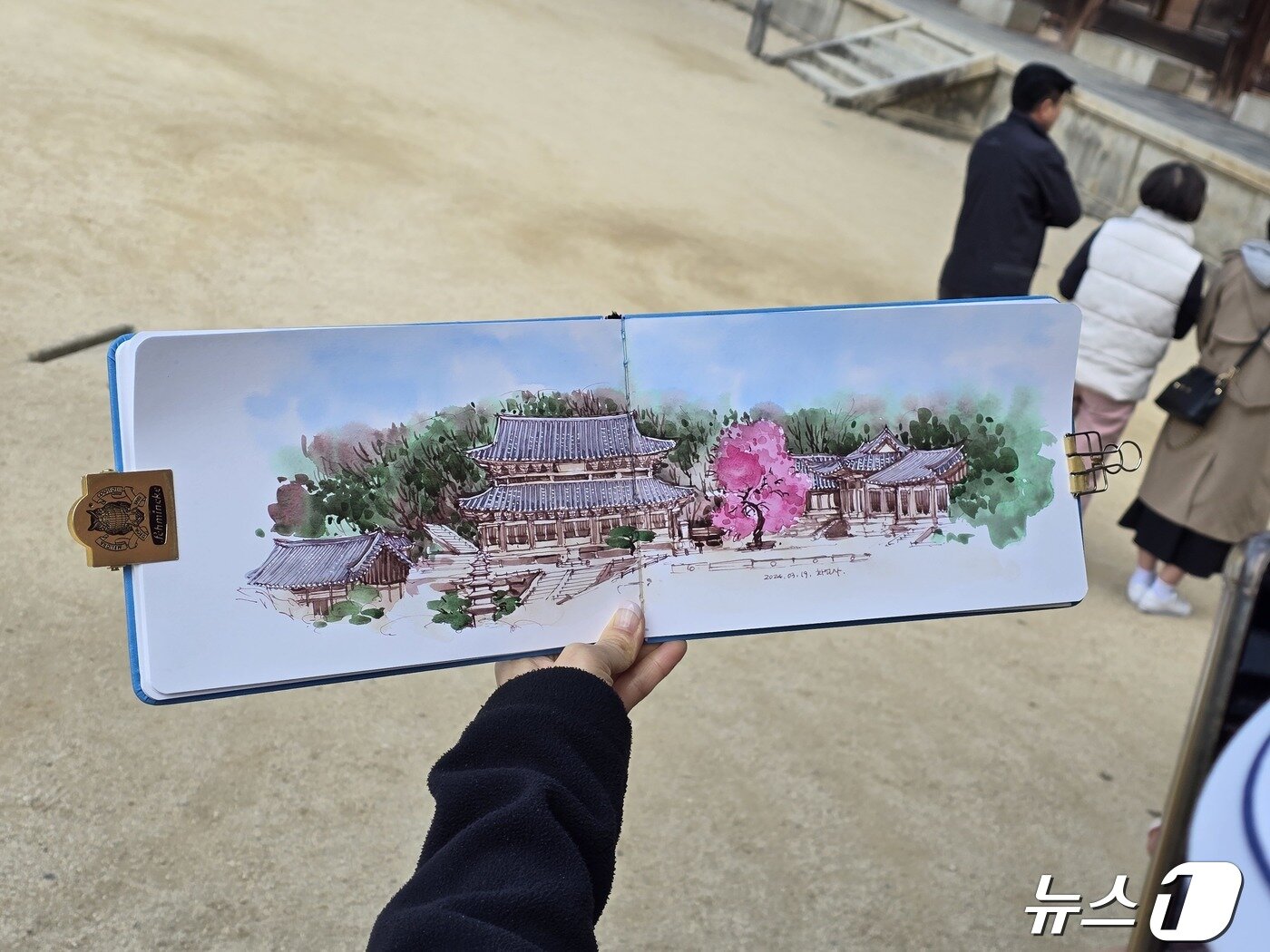 본문 이미지 - 대한불교조계종 19교구 지리산대화엄사 교구장 덕문 스님은 2024 제4회 화엄사 홍매화 · 들매화 사진 콘테스트의 응모작 심사 결과 수상작들을 발표했다. 사진은 휴대폰 부문 리더스포럼대표상을 수상한 조애순 씨 작품 &#39;홍매화 화첩&#39;&#39;. 2024.4.23./뉴스1