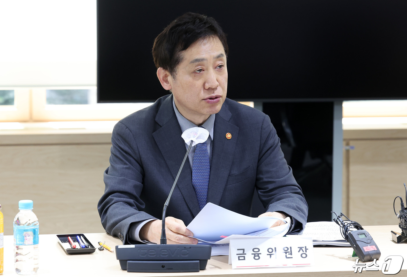 (서울=뉴스1) 김성진 기자 = 김주현 금융위원회 위원장이 22일 서울 영등포구 여의도 중소기업중앙회에서 열린 '중소기업 금융 애로 점검 협의체' 킥오프 회의에서 대화하고 있다. …