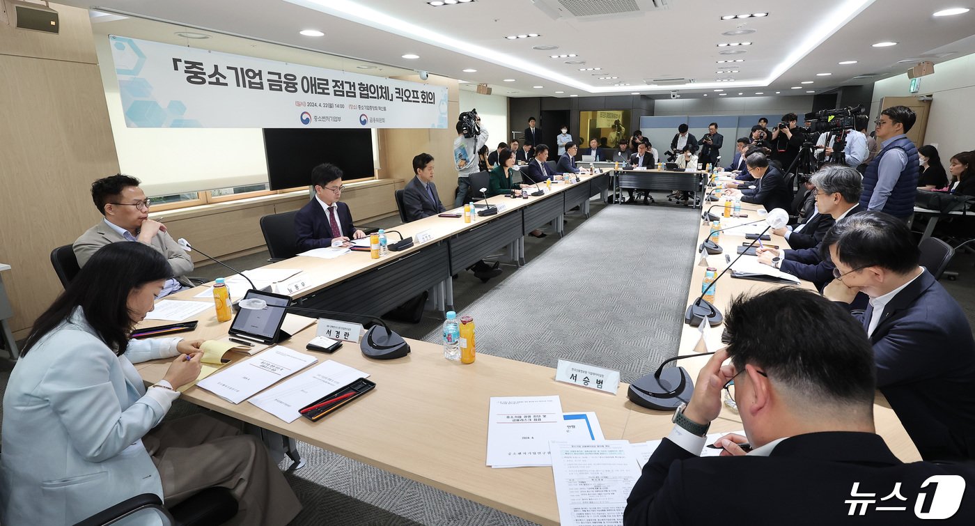 본문 이미지 - 오영주 중소벤처기업부 장관이 22일 서울 영등포구 여의도 중소기업중앙회에서 열린 '중소기업 금융 애로 점검 협의체' 킥오프 회의에서 대화하고 있다. 2024.4.22/뉴스1 ⓒ News1 김성진 기자