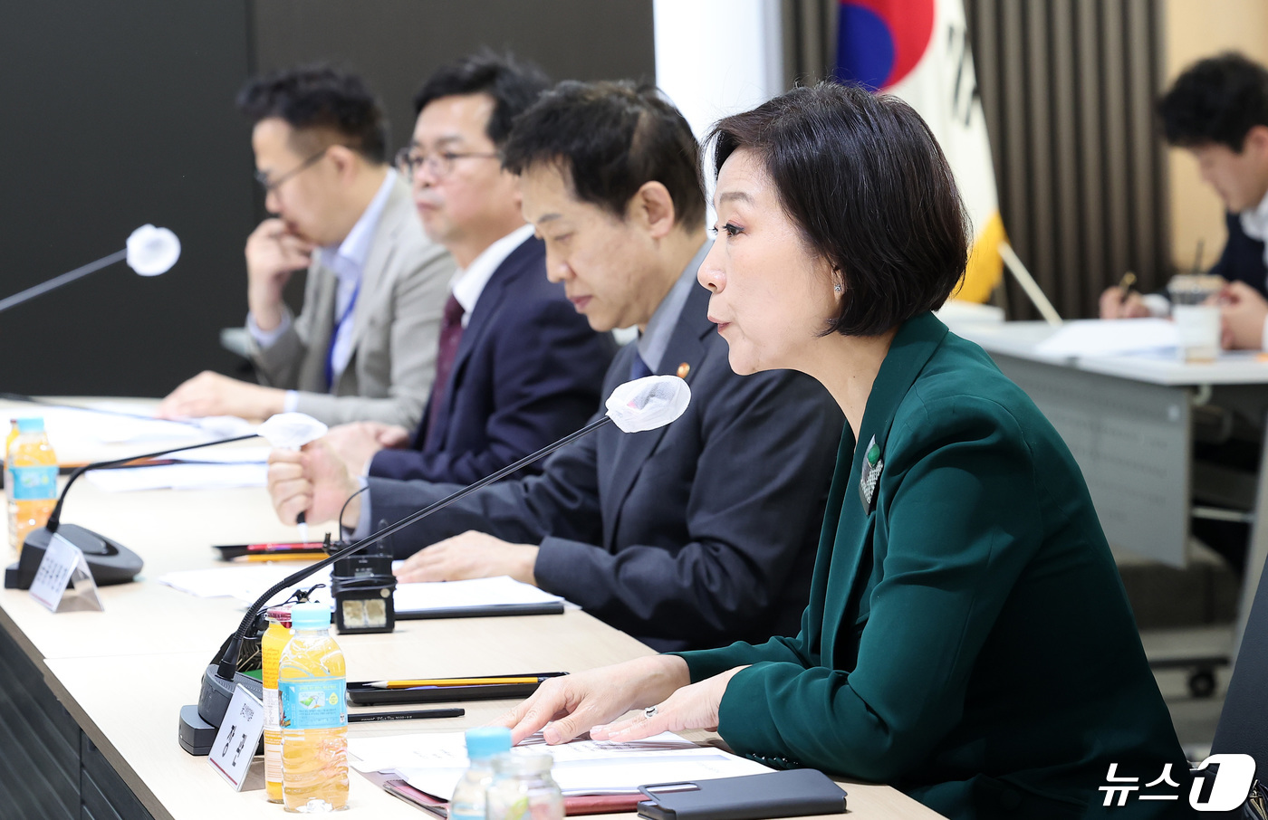 (서울=뉴스1) 김성진 기자 = 오영주 중소벤처기업부 장관이 22일 서울 영등포구 여의도 중소기업중앙회에서 열린 '중소기업 금융 애로 점검 협의체' 킥오프 회의에서 대화하고 있다. …