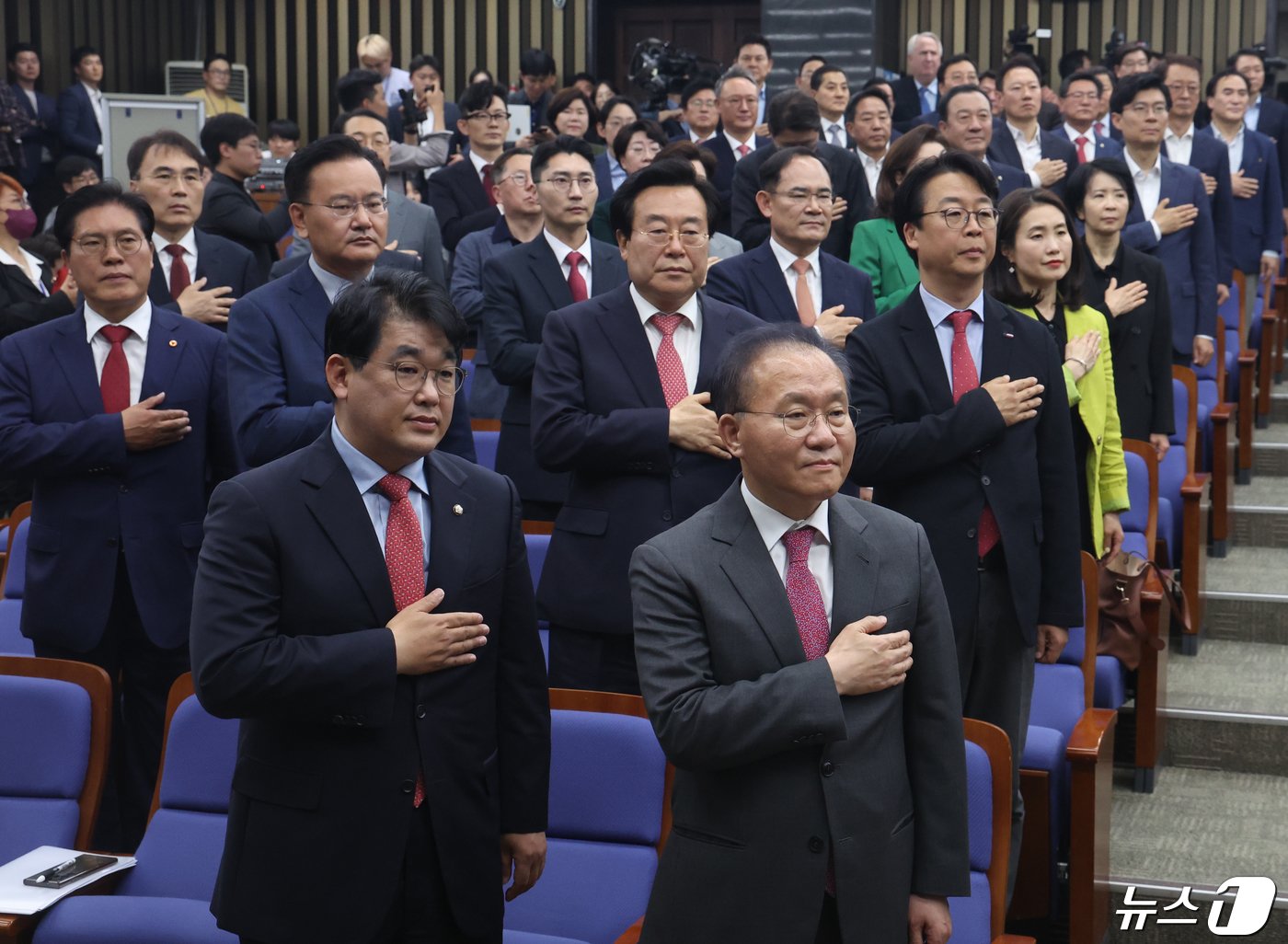 윤재옥 국민의힘 원내대표 겸 당대표 권한대행과 당선인들이 22일 서울 여의도 국회에서 열린 제22대 국회의원 당선자총회에서 국기에 경례를 하고 있다. 2024.4.22/뉴스1 ⓒ News1 ,송원영 기자