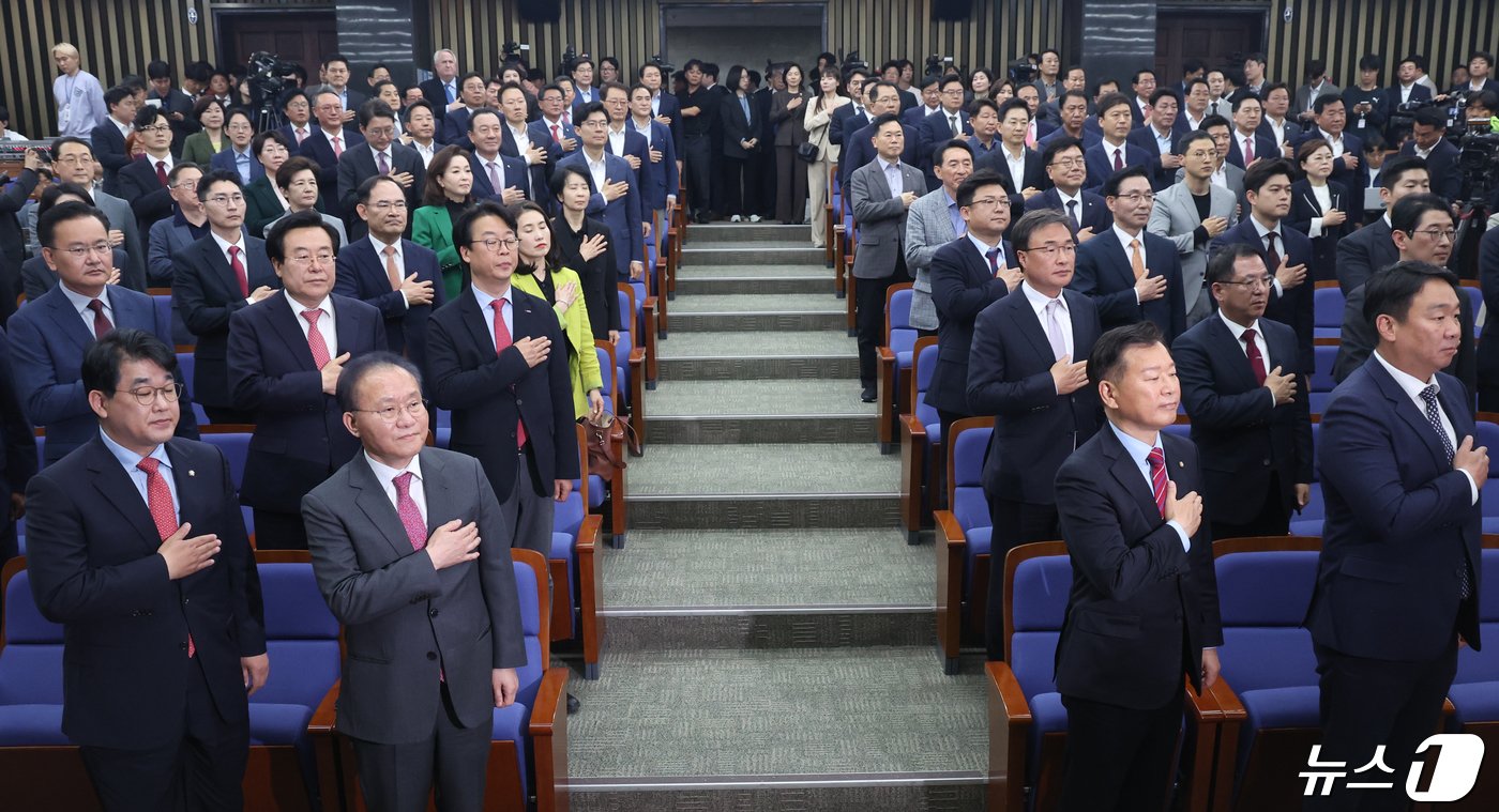 윤재옥 국민의힘 원내대표 겸 당대표 권한대행과 당선인들이 22일 서울 여의도 국회에서 열린 제22대 국회의원 당선자총회에서 국기에 경례를 하고 있다. 2024.4.22/뉴스1 ⓒ News1 ,송원영 기자