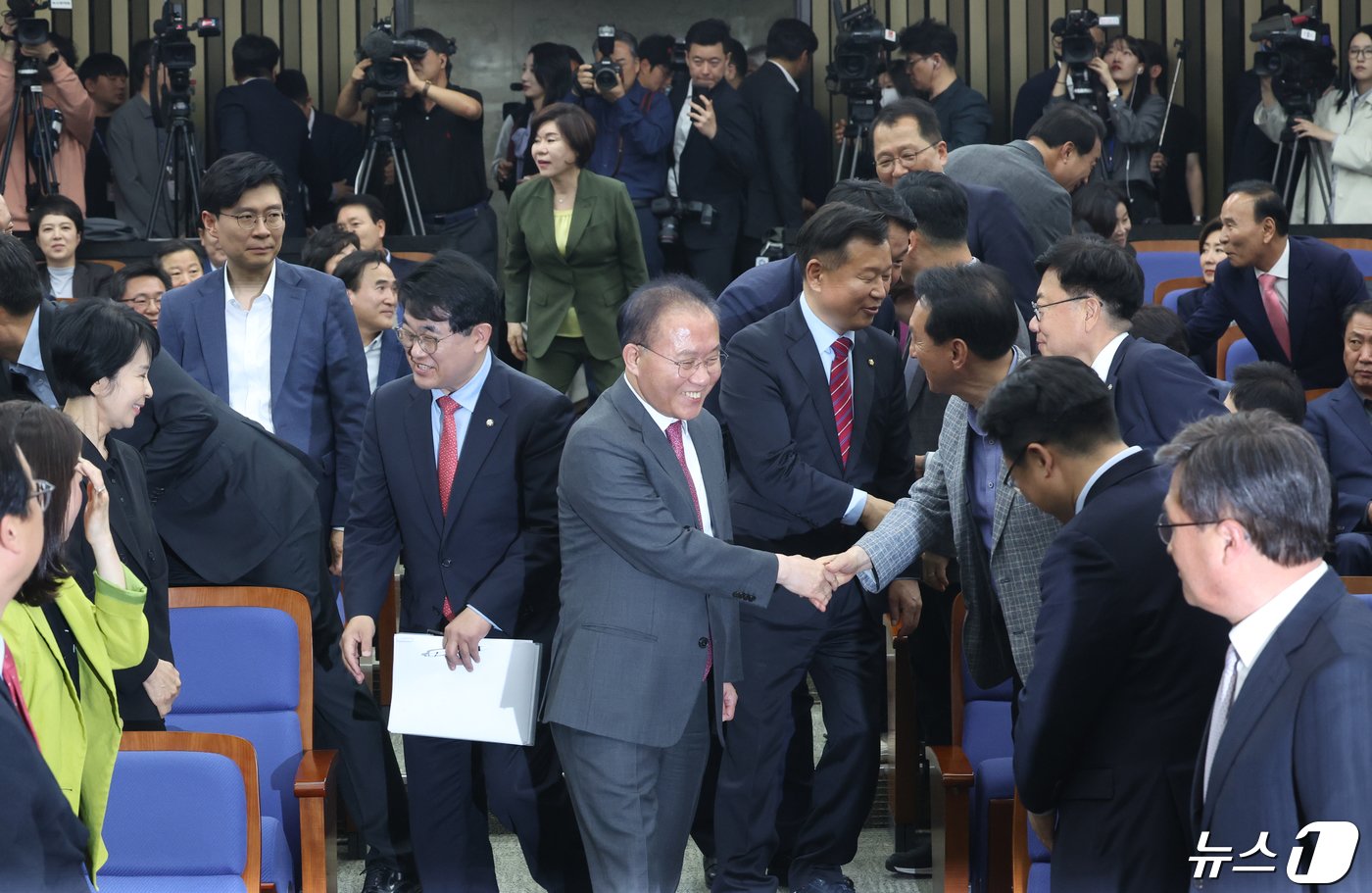 윤재옥 국민의힘 원내대표 겸 당대표 권한대행이 22일 서울 여의도 국회에서 열린 제22대 국회의원 당선자총회에 참석하고 있다. 2024.4.22/뉴스1 ⓒ News1 ,송원영 기자