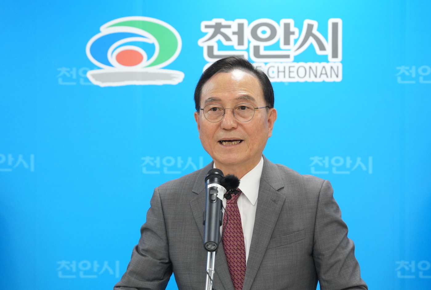 본문 이미지 - '천안 K-컬처 박람회' 준비 상황을 설명하는 박상돈 천안시장. /뉴스1