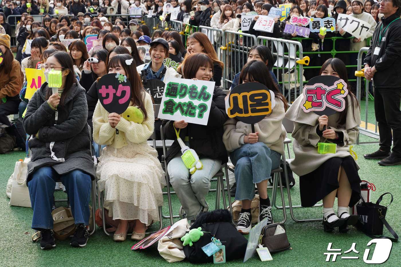 본문 이미지 - NCT WISH의 한국관광 홍보토크쇼를 보기 위해 모인 일본인 팬들(한국관광공사 제공)