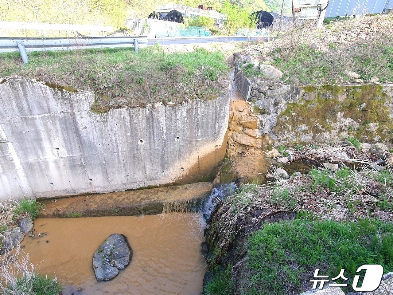 충북 영동군 양강면 산막리 일대 군도 7호선 이설도로 공사 현장에서 발생한 흙탕물이 인근 하천으로 유입되고 있다.  /뉴스1  