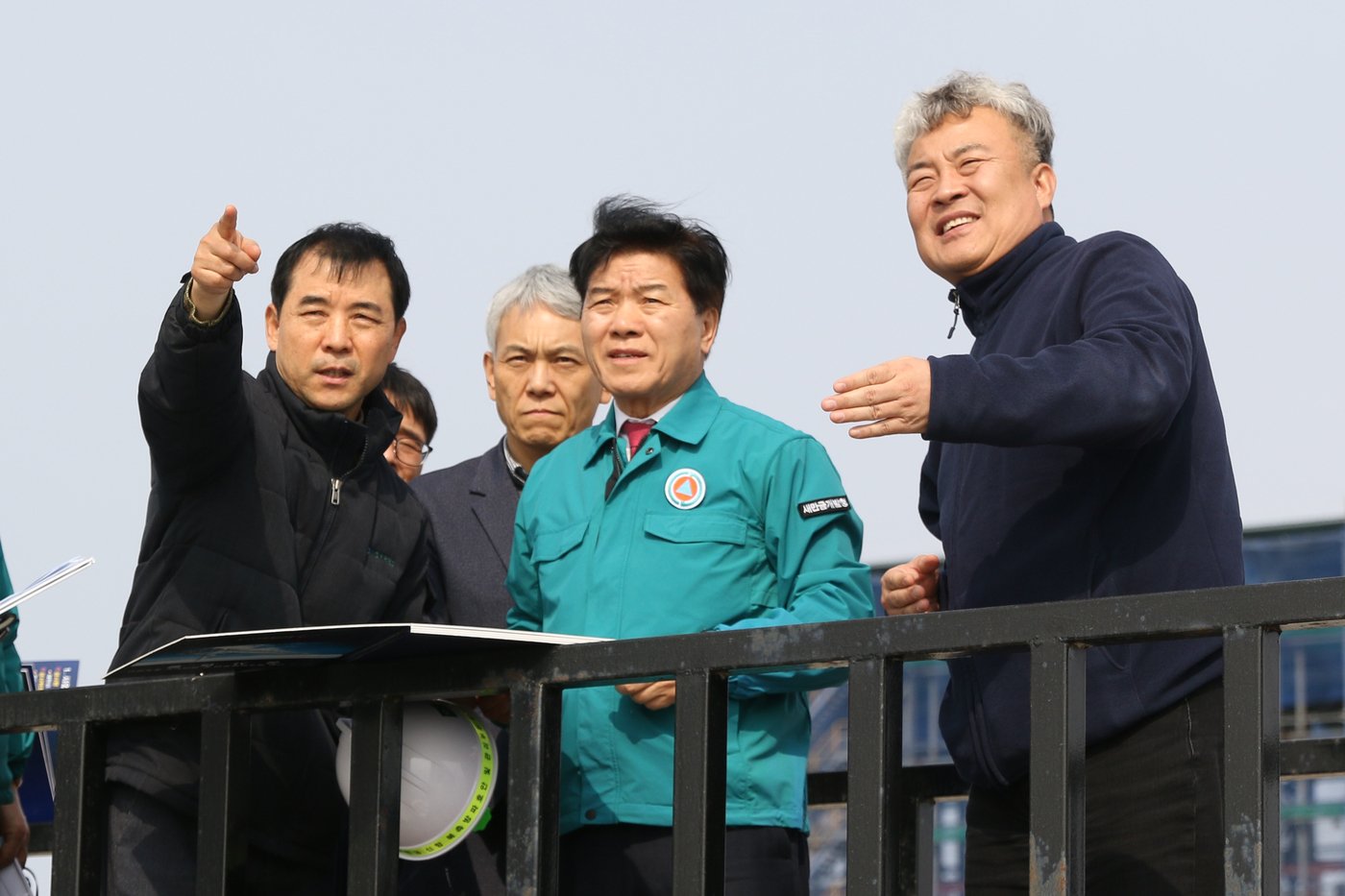 지난달 6일 김경안 새만금개발청장&#40;오른쪽에서 두 번째&#41;이 새만금 사업지역 내 중요 사회기반시설&#40;SOC&#41;인 새만금 신항만 건설 현장을 점검하고 있다.&#40;새만금개발청 제공&#41;