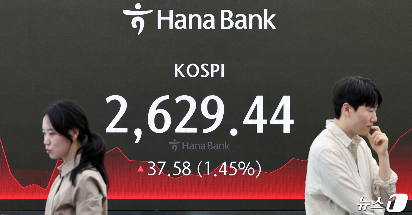 (서울=뉴스1) 장수영 기자 = 22일 오후 서울 중구 하나은행 딜링룸에서 직원들이 업무를 보고 있다.이날 코스피는 전 거래일 대비 37.58포인트(p)(1.45%) 상승한 262 …