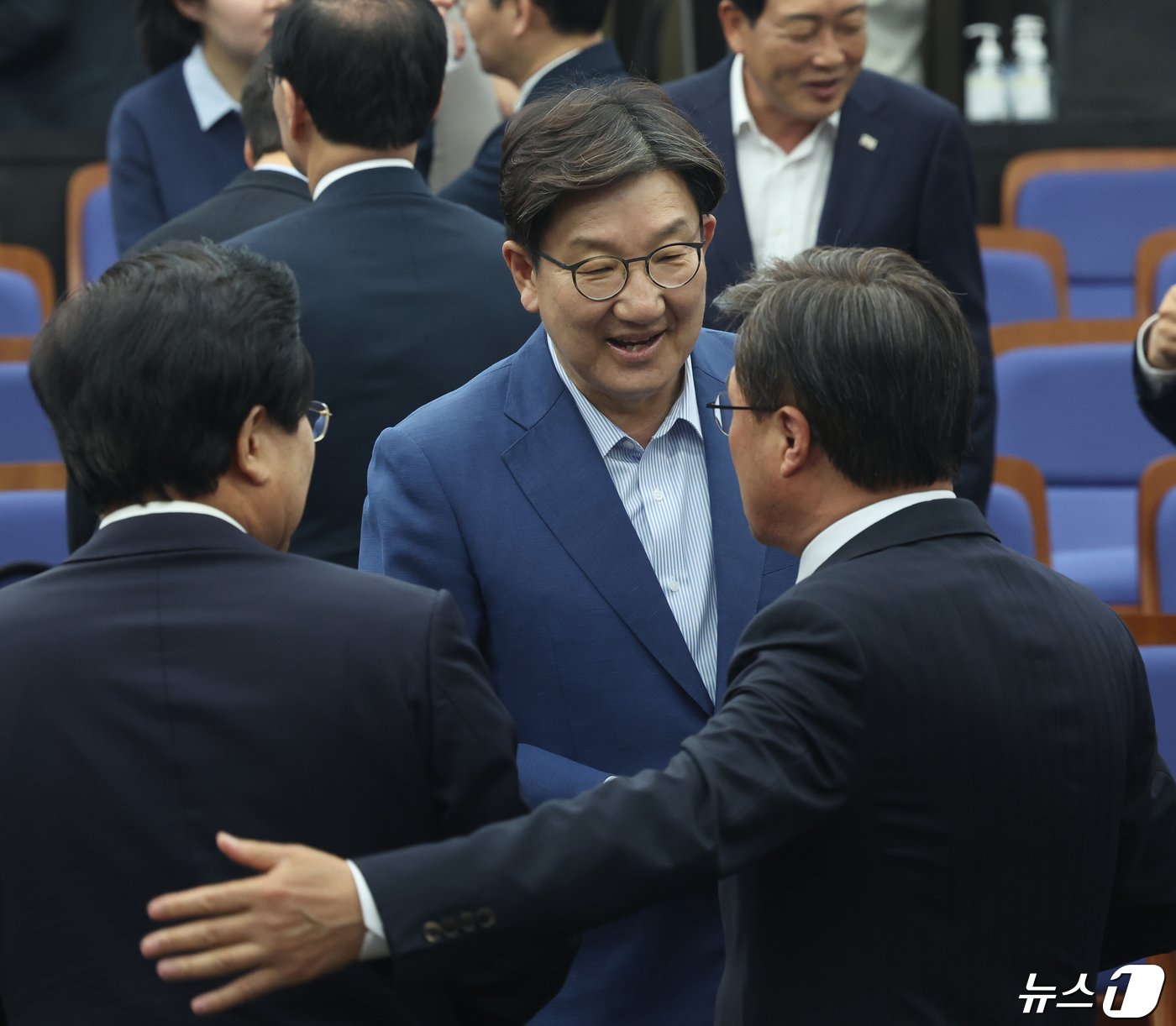 본문 이미지 - 권성동 국민의힘 의원이 지난달 22일 서울 여의도 국회에서 열린 제22대 국회의원 당선자총회에서 인사를 나누고 있다. 2024.4.22/뉴스1 ⓒ News1 ,송원영 기자