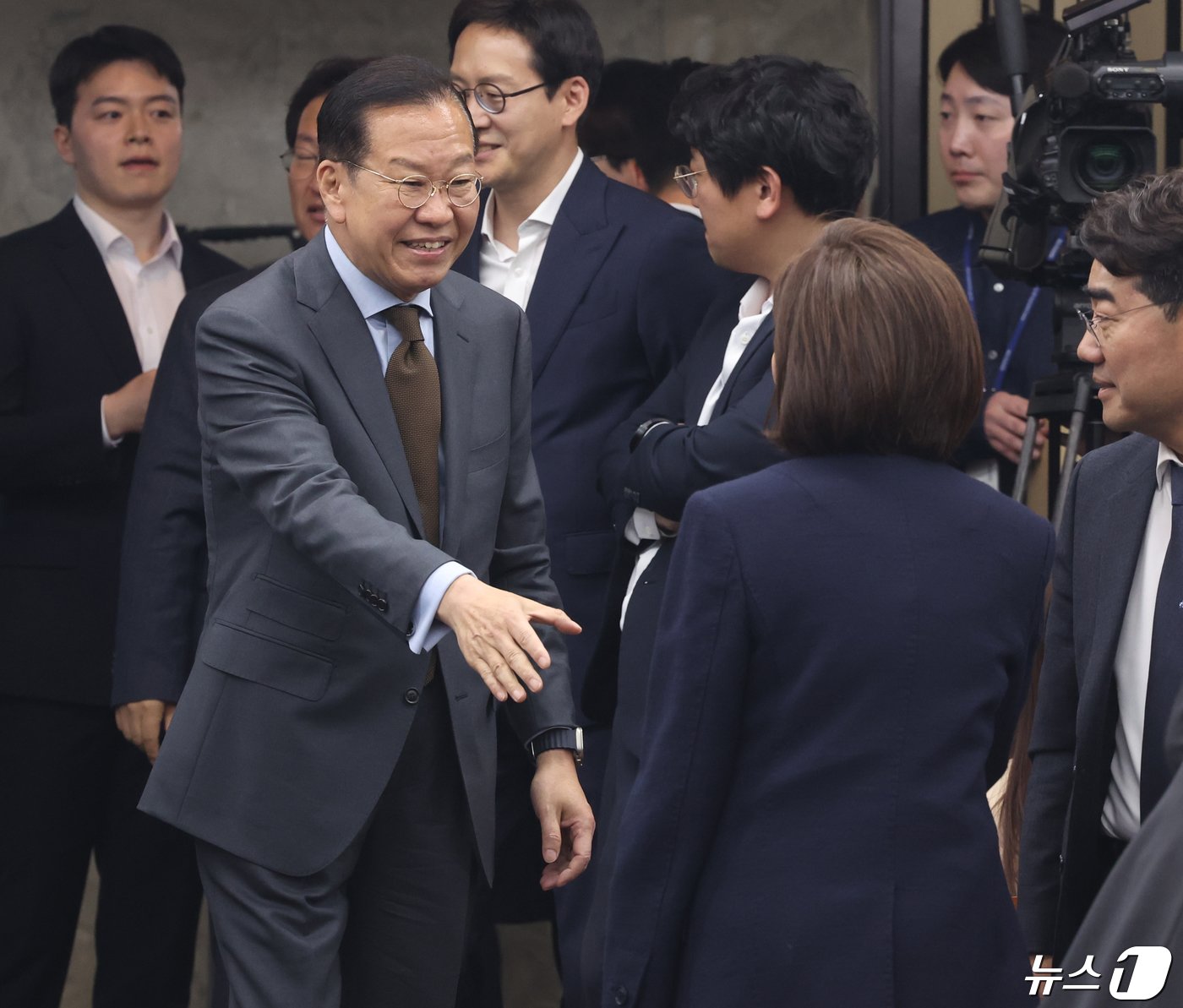 권영세 국민의힘 의원과 나경원 당선인이 22일 서울 여의도 국회에서 열린 제22대 국회의원 당선자총회에서 인사를 나누고 있다. 2024.4.22/뉴스1 ⓒ News1 ,송원영 기자