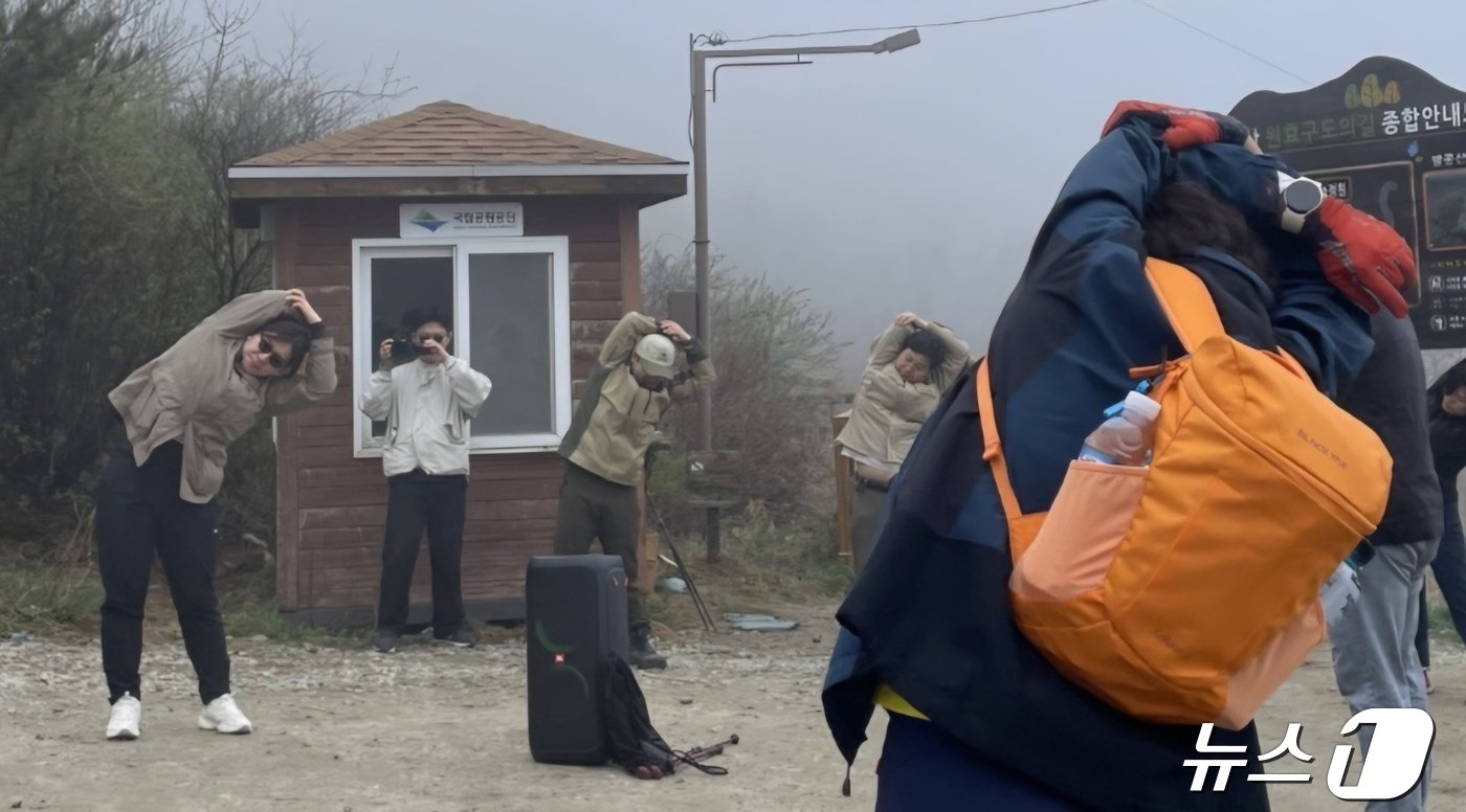 장미란 문화체육관광부 제2차관이 22일 등산과 도심을 연계한 관광 체험을 위해 대구를 방문해 팔공산을 청년들과 함께 등반하기에 앞서 준비운동을 하고 있다.&#40;문체부 제공&#41;