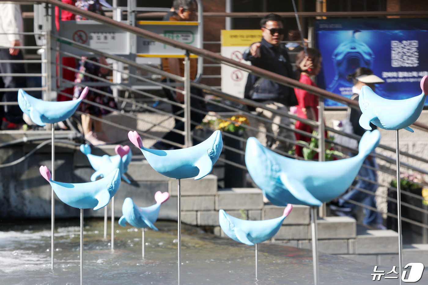 (서울=뉴스1) 민경석 기자 = '지구의 날'인 22일 서울 중구 청계광장에 고래를 형상화한 조형물이 설치돼 있다.서울시는 19일부터 28일까지 플라스틱 폐기물로 고통받는 고래를 …
