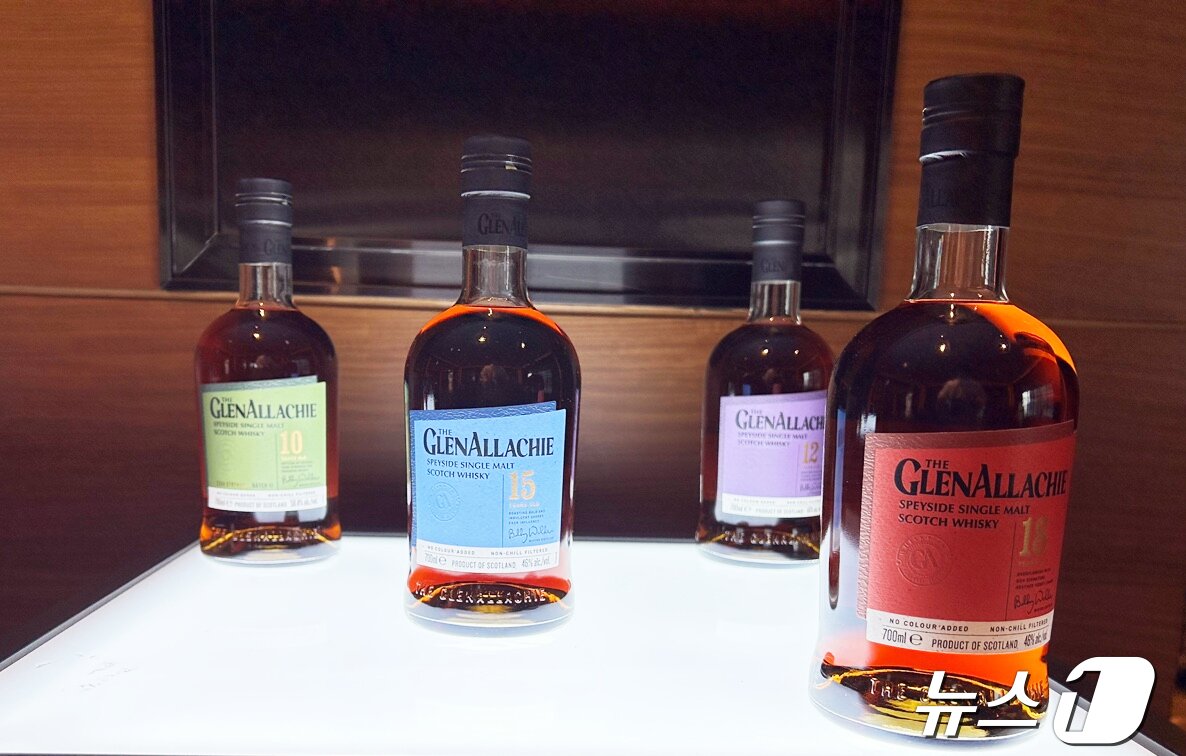 본문 이미지 - 22일 '빌리워커 인 서울 VIP 마스터 클래스'가 열린 서울 여의도 콘래드 호텔 행사장 앞에 진열된 글렌알라키 위스키들. 2024.4.22/뉴스1