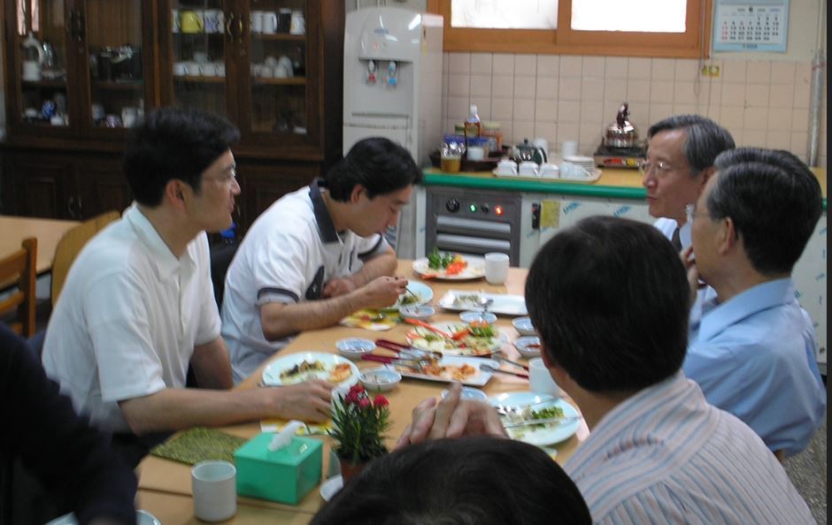 2003년 이재용 삼성전자 회장&#40;사진 왼쪽&#41;이 요셉의원을 방문해 시설 현황과 쪽방촌 상황에 대해 설명을 듣고 있다.&#40;위즈덤하우스 제공&#41;