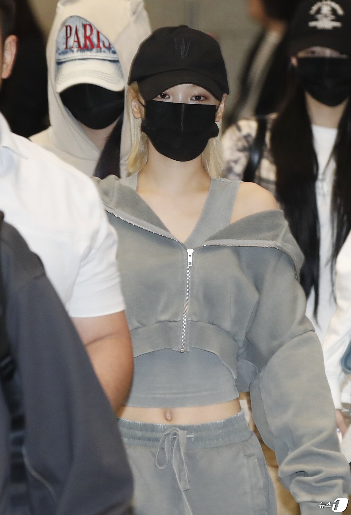 본문 이미지 - 르세라핌 김채원이 ‘코첼라’ 일정을 마치고 22일 인천국제공항을 통해 미국에서 귀국하고 있다. ⓒ News1 권현진 기자