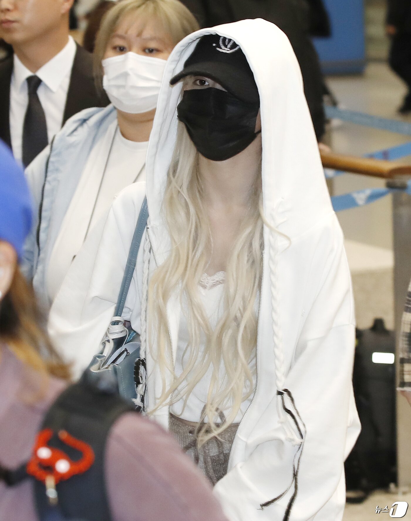 본문 이미지 - 르세라핌 사쿠라가 ‘코첼라’ 일정을 마치고 22일 인천국제공항을 통해 미국에서 입국하고 있다. ⓒ News1 권현진 기자