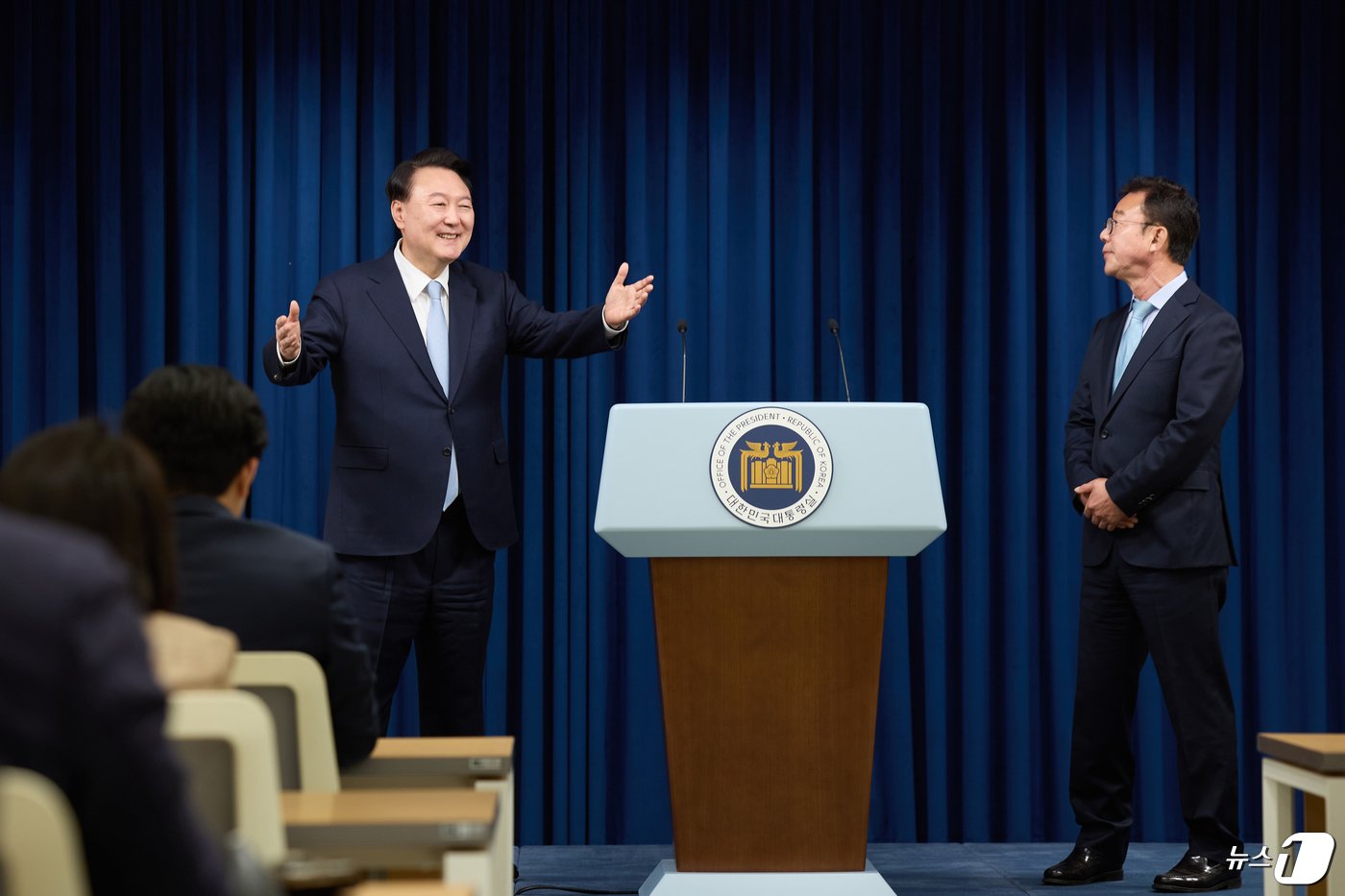 본문 이미지 - 윤석열 대통령이 22일 용산 대통령실 청사 브리핑룸에서 정무직 인선 결과를 발표한 후 취재진의 질문에 답하고 있다. 2024.4.22/뉴스1 ⓒ News1 오대일 기자