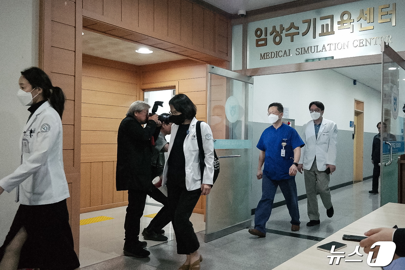 (청주=뉴스1) 임양규 수습기자 = 충북대학교 의과대학 교수들이 22일 충북대 본관 첨단강의실에서 열린 의대 교수회 임시총회에 참석하고 있다. 2024.4.22./뉴스1