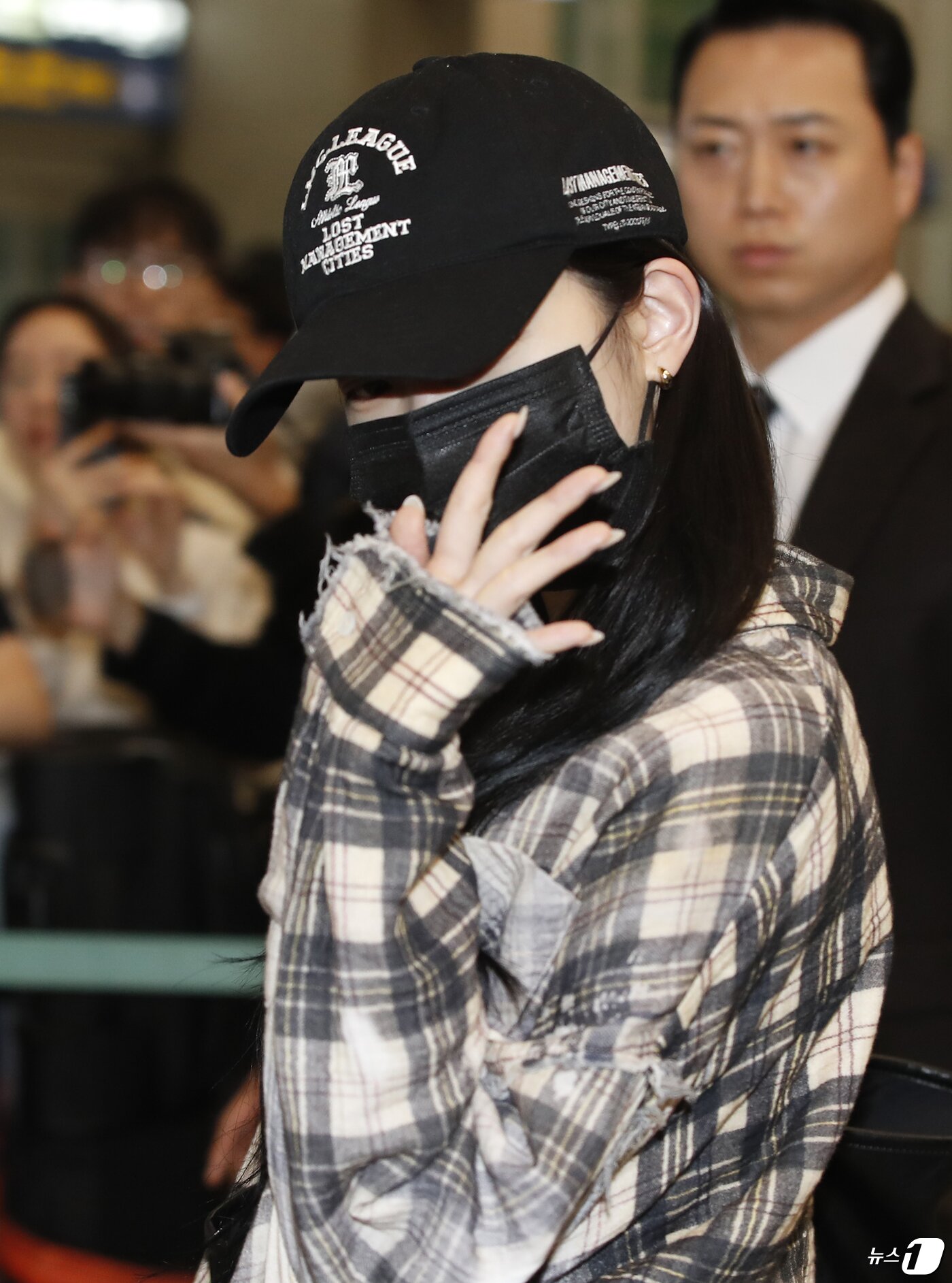 본문 이미지 - 르세라핌 카즈하가 ‘코첼라’ 일정을 마치고 22일 인천국제공항을 통해 미국에서 입국하고 있다. ⓒ News1 권현진 기자