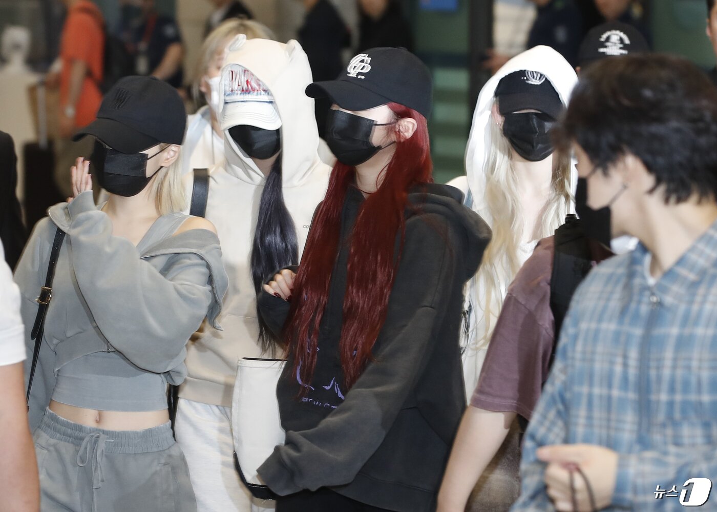 본문 이미지 - 르세라핌이 ‘코첼라’ 일정을 마치고 22일 인천국제공항을 통해 미국에서 입국하고 있다.ⓒ News1 권현진 기자