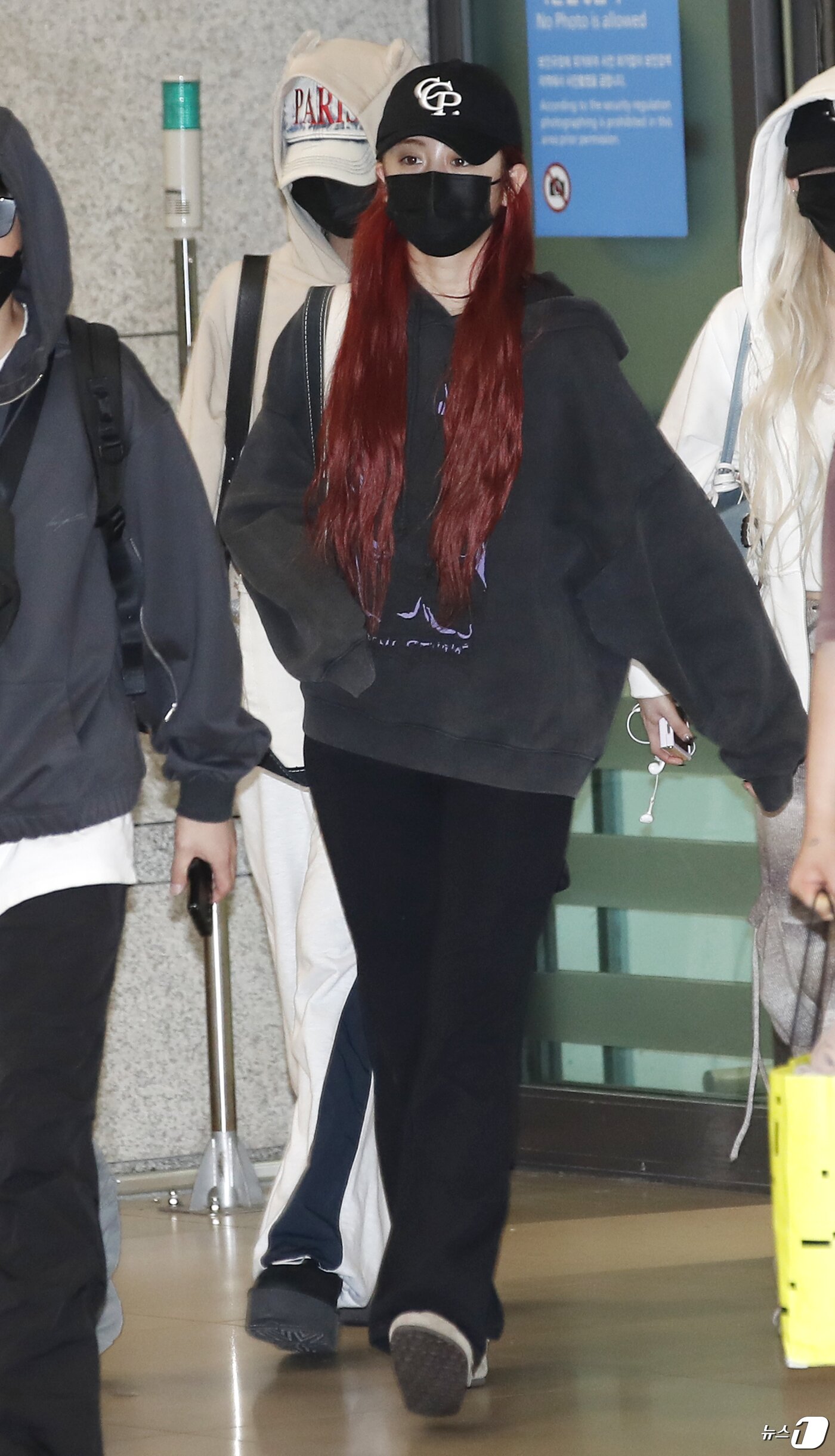 본문 이미지 - 르세라핌 허윤진이 ‘코첼라’ 일정을 마치고 22일 인천국제공항을 통해 미국에서 입국하고 있다. ⓒ News1 권현진 기자