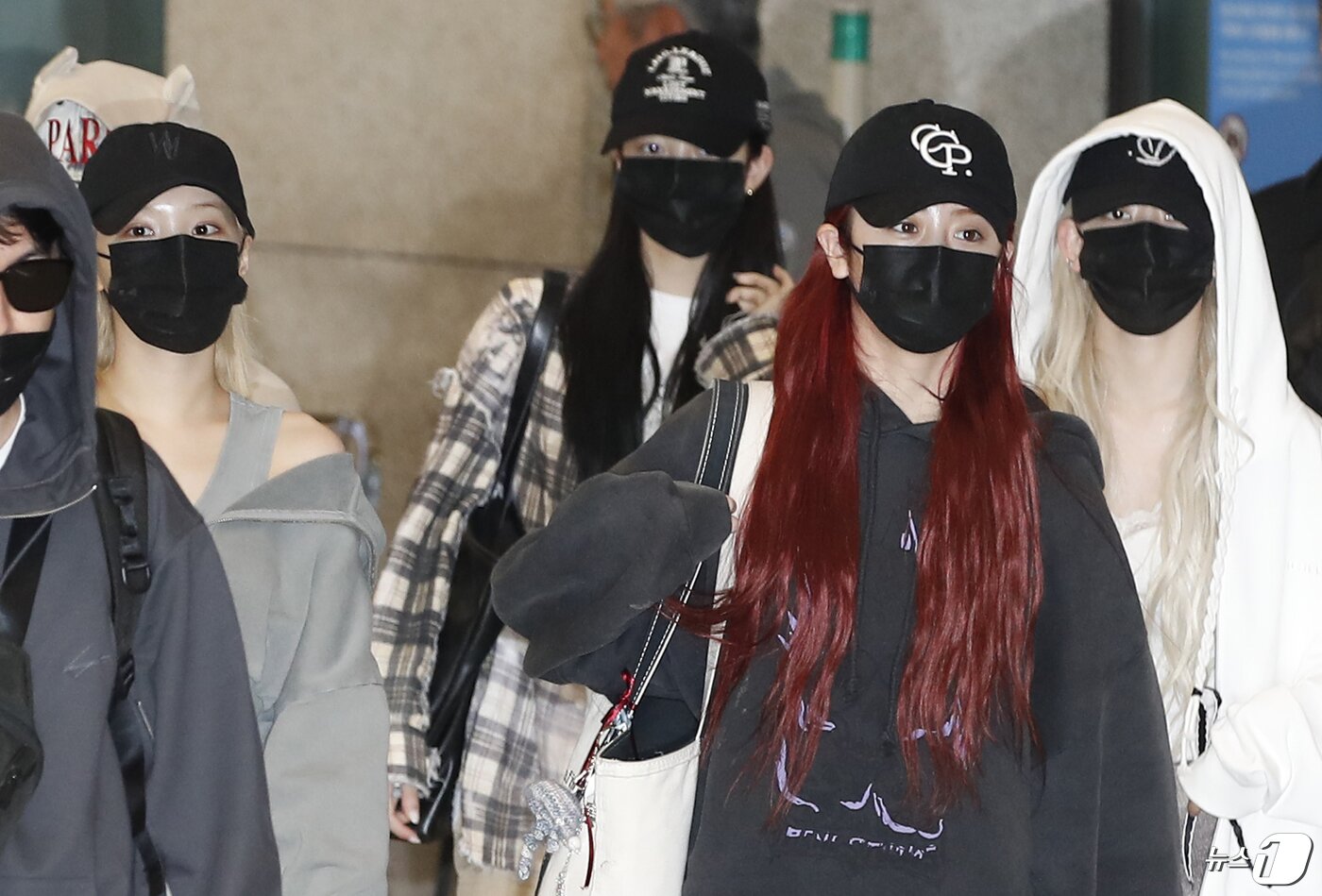 본문 이미지 - 르세라핌이 ‘코첼라’ 일정을 마치고 22일 인천국제공항을 통해 미국에서 입국하고 있다. ⓒ News1 권현진 기자