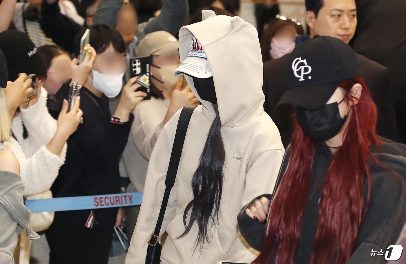 본문 이미지 - 르세라핌 홍은채가 허윤진(오른쪽)이 ‘코첼라’ 일정을 마치고 22일 인천국제공항을 통해 미국에서 입국하고 있다. ⓒ News1 권현진 기자