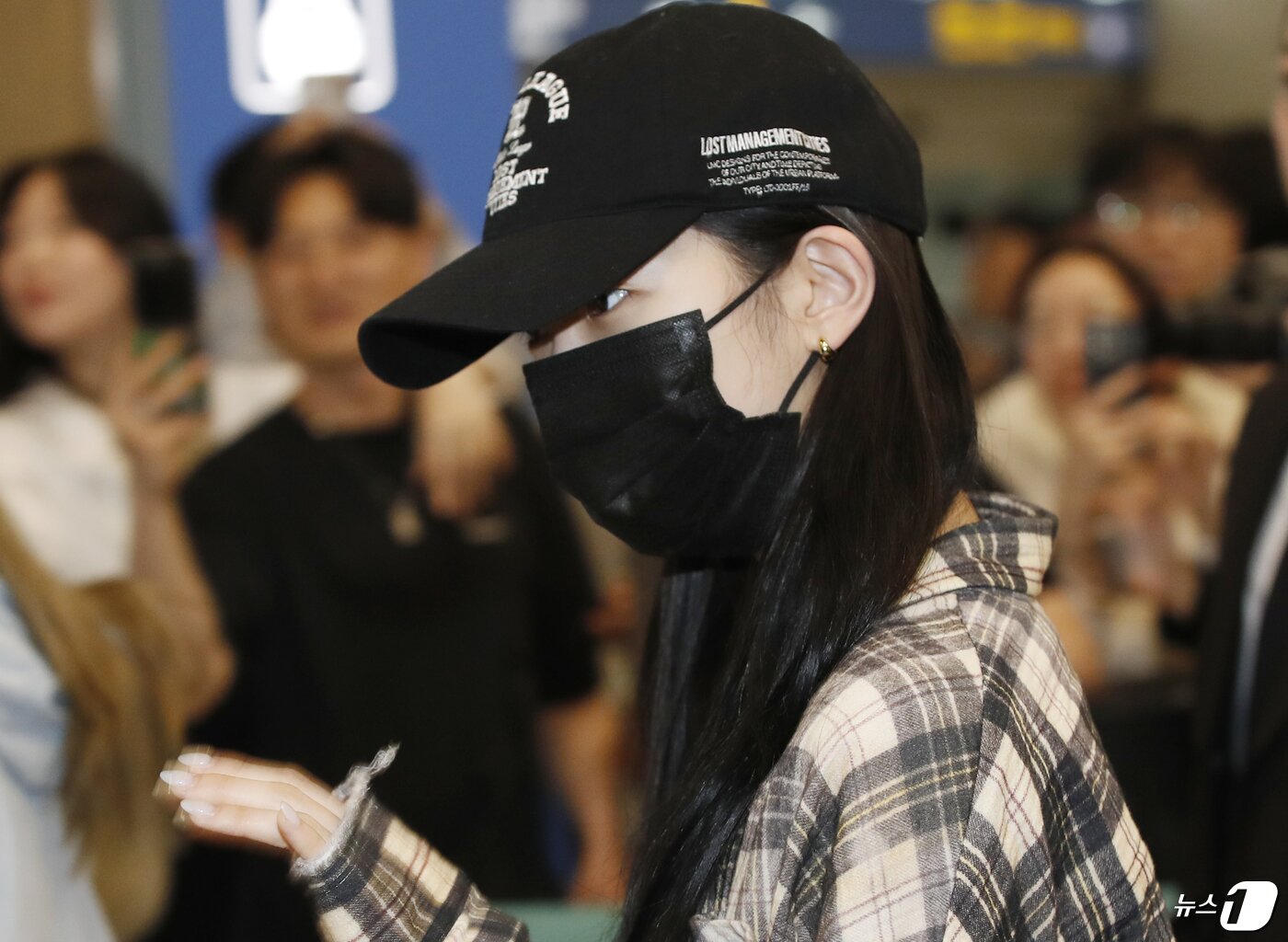 본문 이미지 - 르세라핌 카즈하가 ‘코첼라’ 일정을 마치고 22일 인천국제공항을 통해 미국에서 입국해 인사를 하고 있다. ⓒ News1 권현진 기자