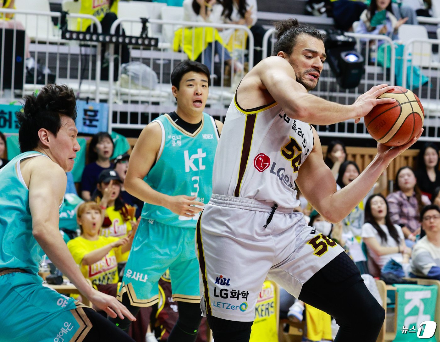 본문 이미지 - 22일 오후 경기 수원KT소닉붐아레나에서 열린 2023-24 KBL 정관장 프로농구 4강 플레이오프 4차전 수원 KT 소닉붐과 창원 LG 세이커스의 경기, LG 아셈 마레이가 리바운드를 낚아채고 있다. 2024.4.22/뉴스1 ⓒ News1 안은나 기자