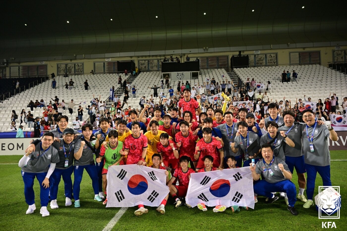 22일&#40;현지시간&#41; 카타르 도하 자심 빈 하마드 스타디움에서 열린 2024 아시아축구연맹&#40;AFC&#41; U23 아시안컵 B조 조별리그 최종전 한국과 일본의 경기 종료 후 조 1위를 확정지은 대한민국 대표팀이 태극기를 펼쳐 들고 기념 촬영을 하고 있다. 대한민국은 이날 일본을 1-0으로 꺾고 B조 1위로 8강에 진출, 신태용 감독이 이끄는 인도네시아와 맞붙는다. &#40;축구협회 제공&#41; 2024.4.22/뉴스1 ⓒ News1 유승관 기자