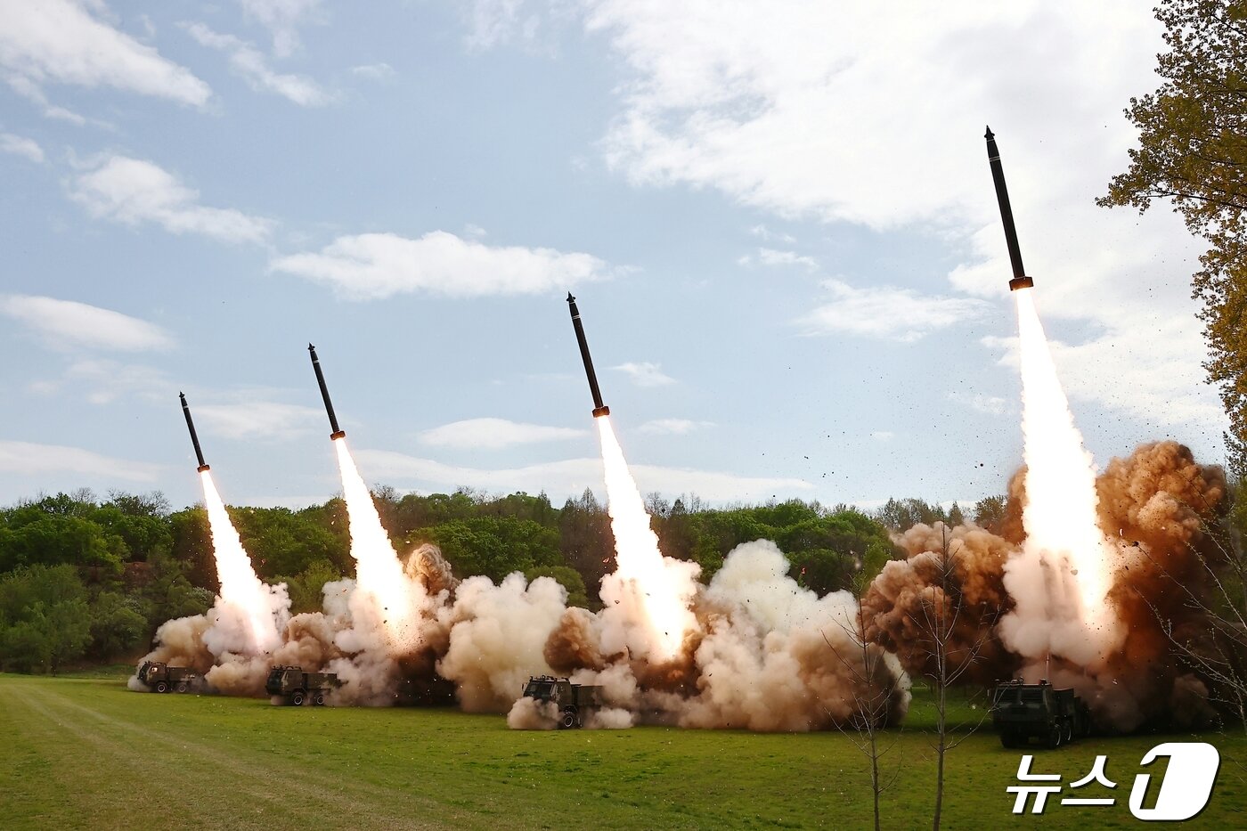 본문 이미지 - (평양 노동신문=뉴스1) = 북한 노동당 기관지 노동신문은 23일 "초대형방사포병부대들을 국가핵무기종합관리체계인 '핵방아쇠' 체계안에서 운용하는 훈련이 22일 처음으로 진행됐다＂라고 보도했다. [국내에서만 사용가능. 재배포 금지. DB 금지. For Use Only in the Republic of Korea. Redistribution Prohibited] rodongphoto@news1.kr