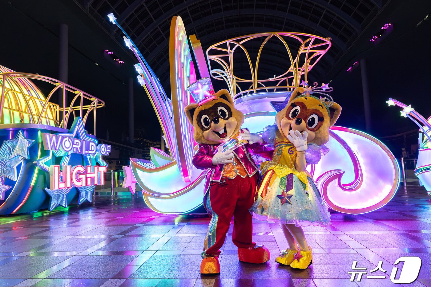 본문 이미지 - 롯데월드 대표 캐릭터 로티와 로리(롯데월드 제공)