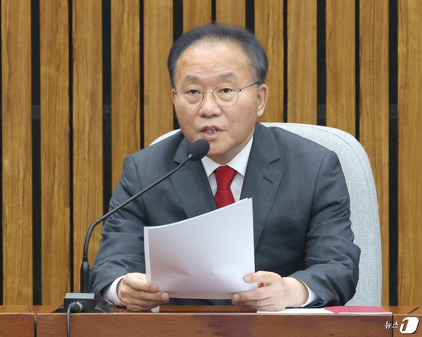 본문 이미지 - 윤재옥 국민의힘 원내대표 겸 당 대표 권한대행이 23일 서울 여의도 국회에서 열린 원내대책회의에서 발언을 하고 있다. 2024.4.23/뉴스1 ⓒ News1 ,송원영 기자