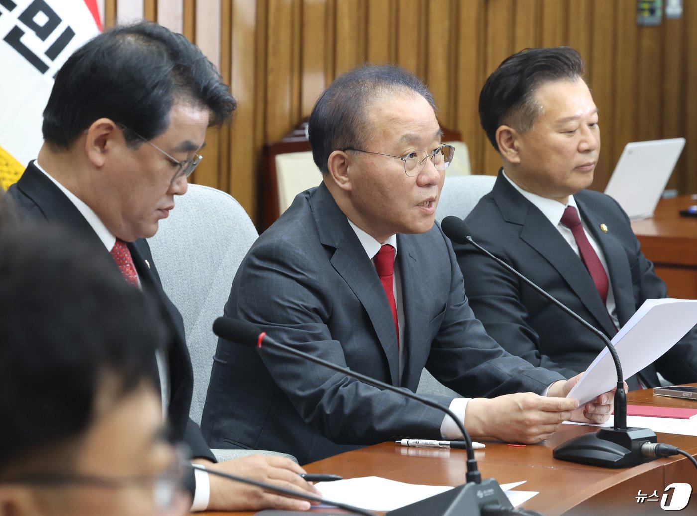 윤재옥 국민의힘 원내대표 겸 당 대표 권한대행이 23일 서울 여의도 국회에서 열린 원내대책회의에서 발언을 하고 있다. 2024.4.23/뉴스1 ⓒ News1 ,송원영 기자