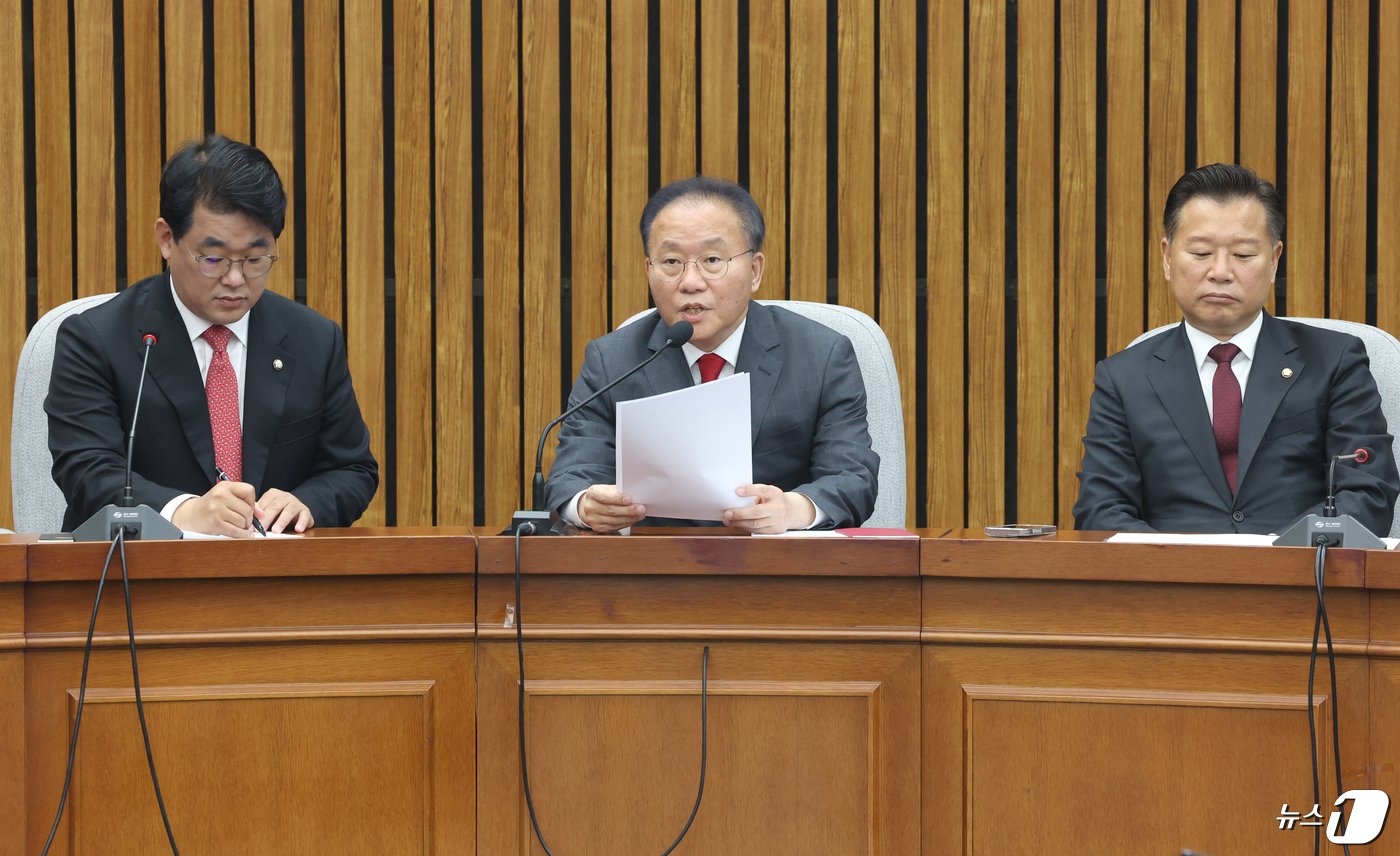 본문 이미지 - 윤재옥 국민의힘 원내대표 겸 당 대표 권한대행이 23일 서울 여의도 국회에서 열린 원내대책회의에서 발언을 하고 있다. 2024.4.23/뉴스1 ⓒ News1 ,송원영 기자