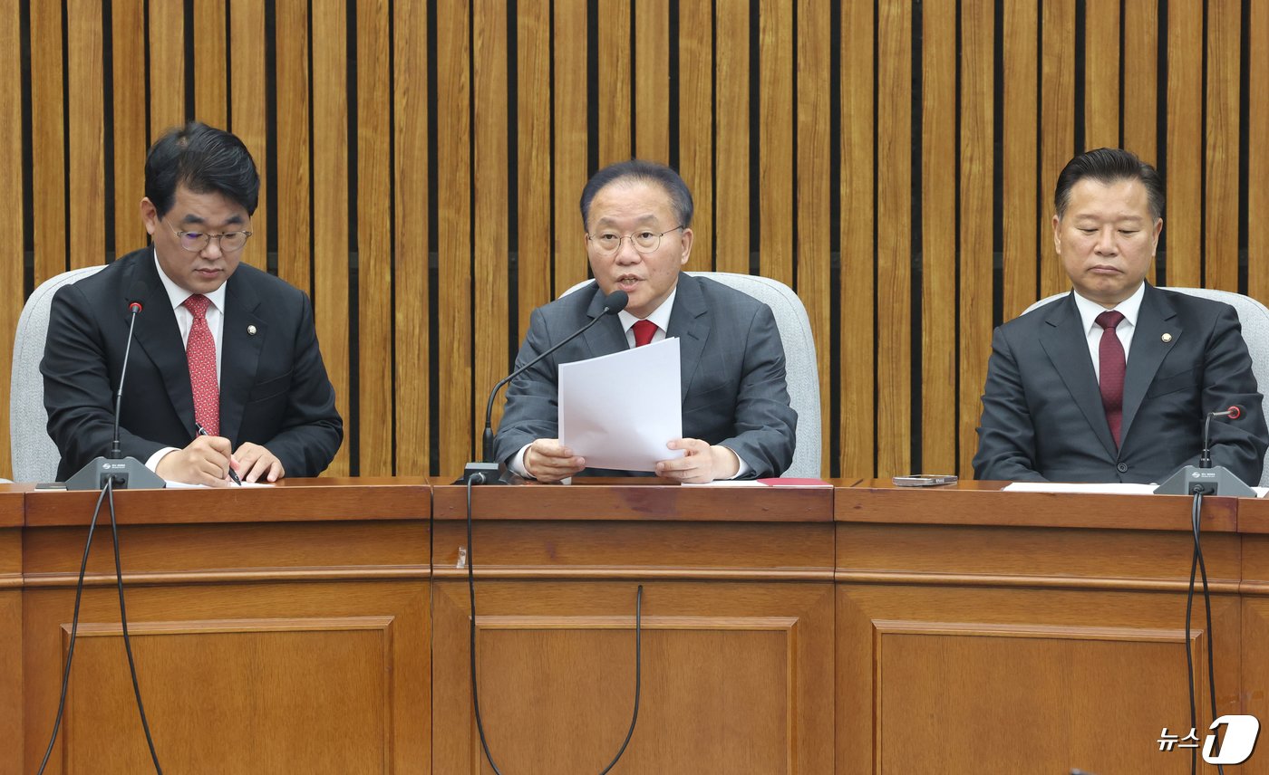 윤재옥 국민의힘 원내대표 겸 당 대표 권한대행이 23일 서울 여의도 국회에서 열린 원내대책회의에서 발언을 하고 있다. 2024.4.23/뉴스1 ⓒ News1 ,송원영 기자