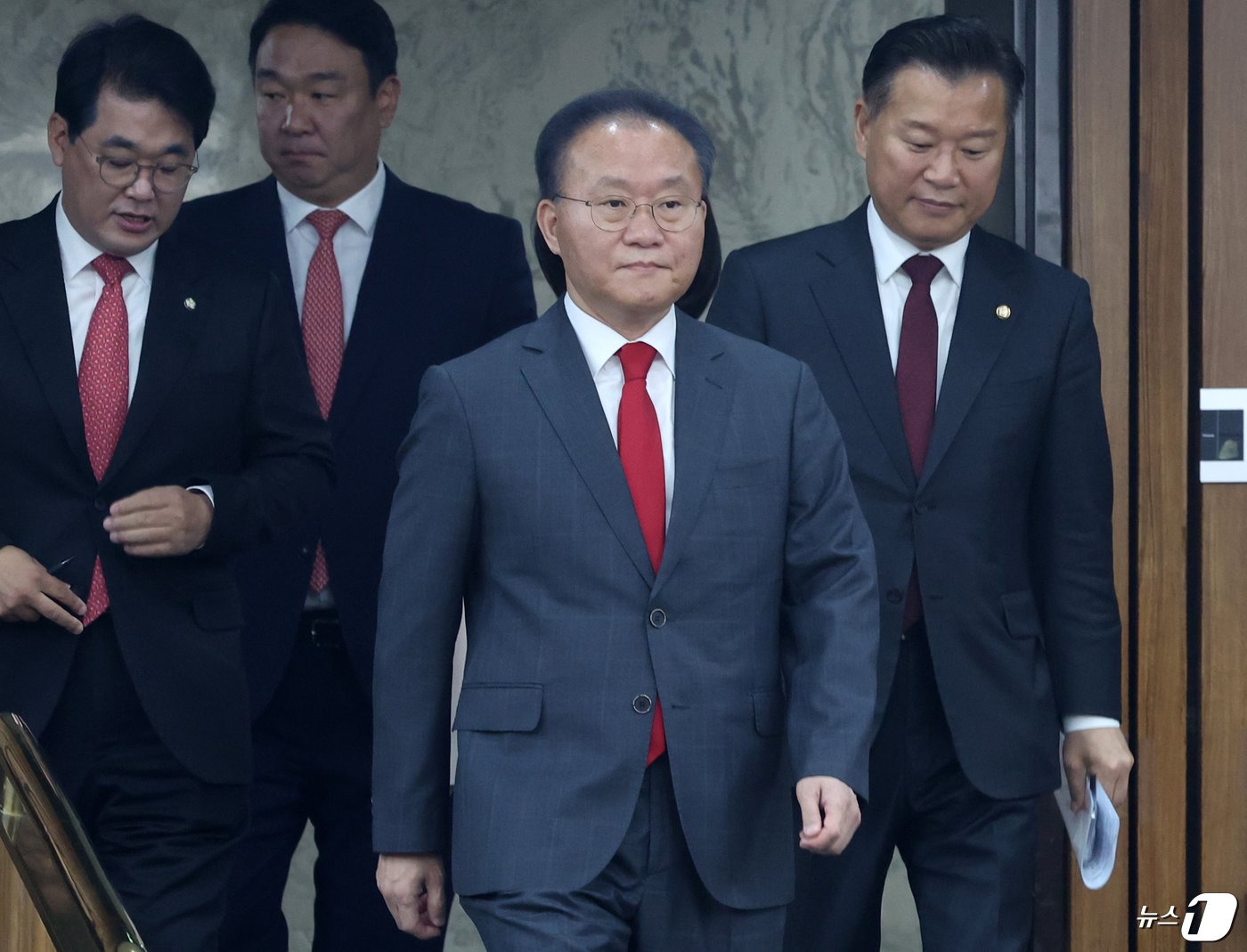 본문 이미지 - 윤재옥 국민의힘 원내대표 겸 당 대표 권한대행이 23일 서울 여의도 국회에서 열린 원내대책회의에 참석하고 있다. 2024.4.23/뉴스1 ⓒ News1 ,송원영 기자